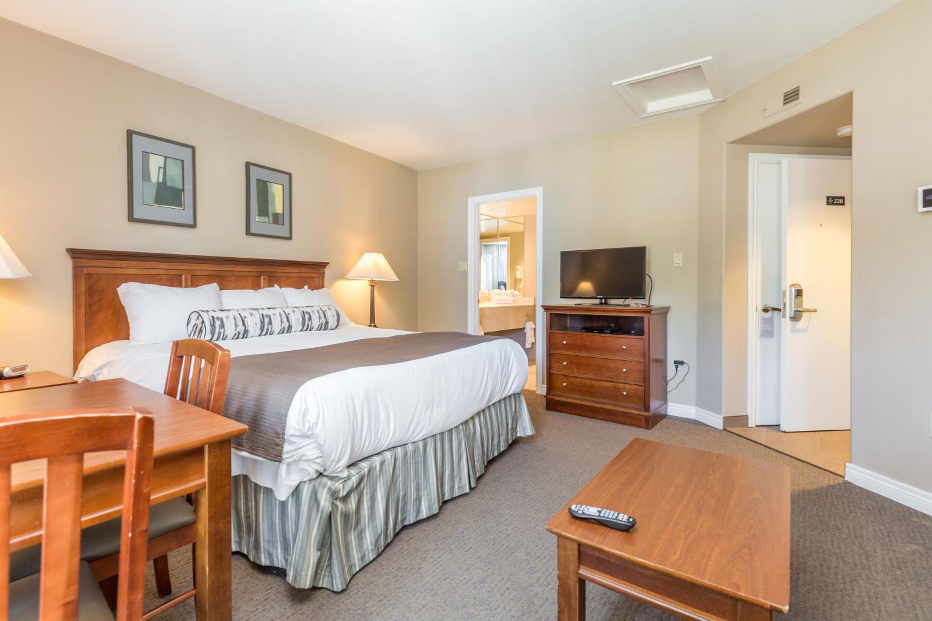 Country Club Charm - 4-Bed Radiant Resort Condo