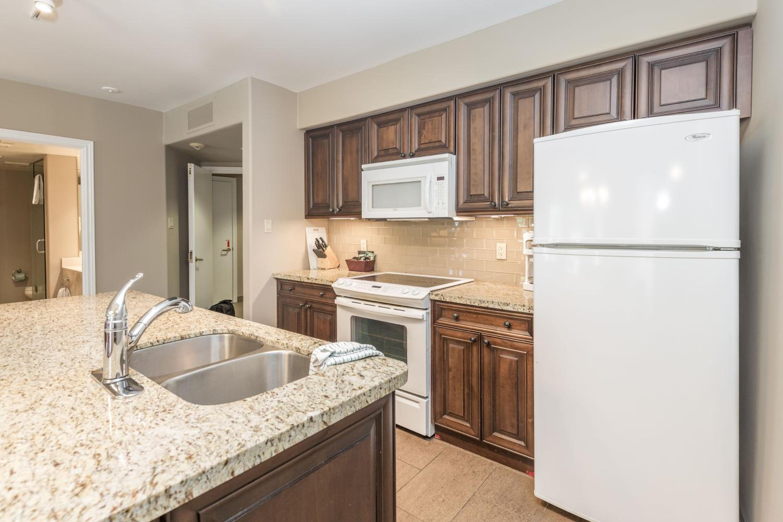 Country Club Charm - 4-Bed Radiant Resort Condo