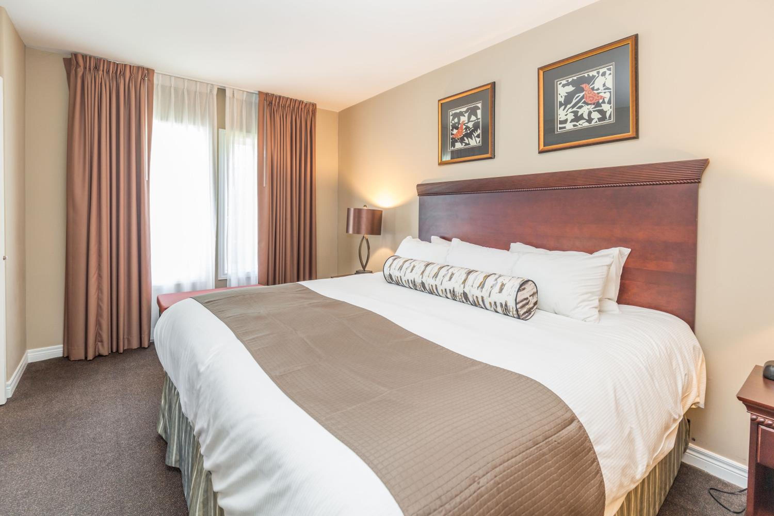 Country Club Charm - 4-Bed Radiant Resort Condo