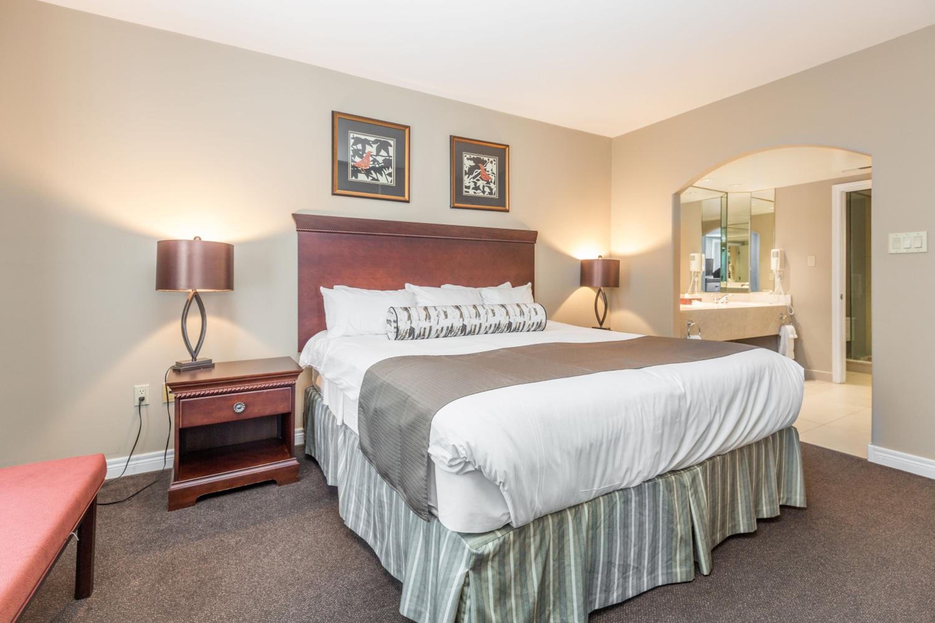 Country Club Charm - 4-Bed Radiant Resort Condo