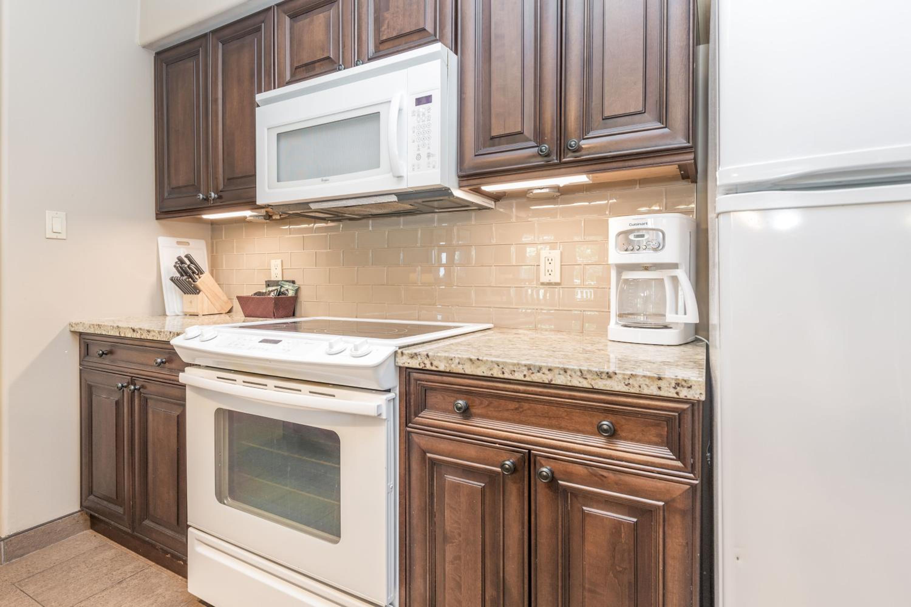 Country Club Charm - 4-Bed Radiant Resort Condo