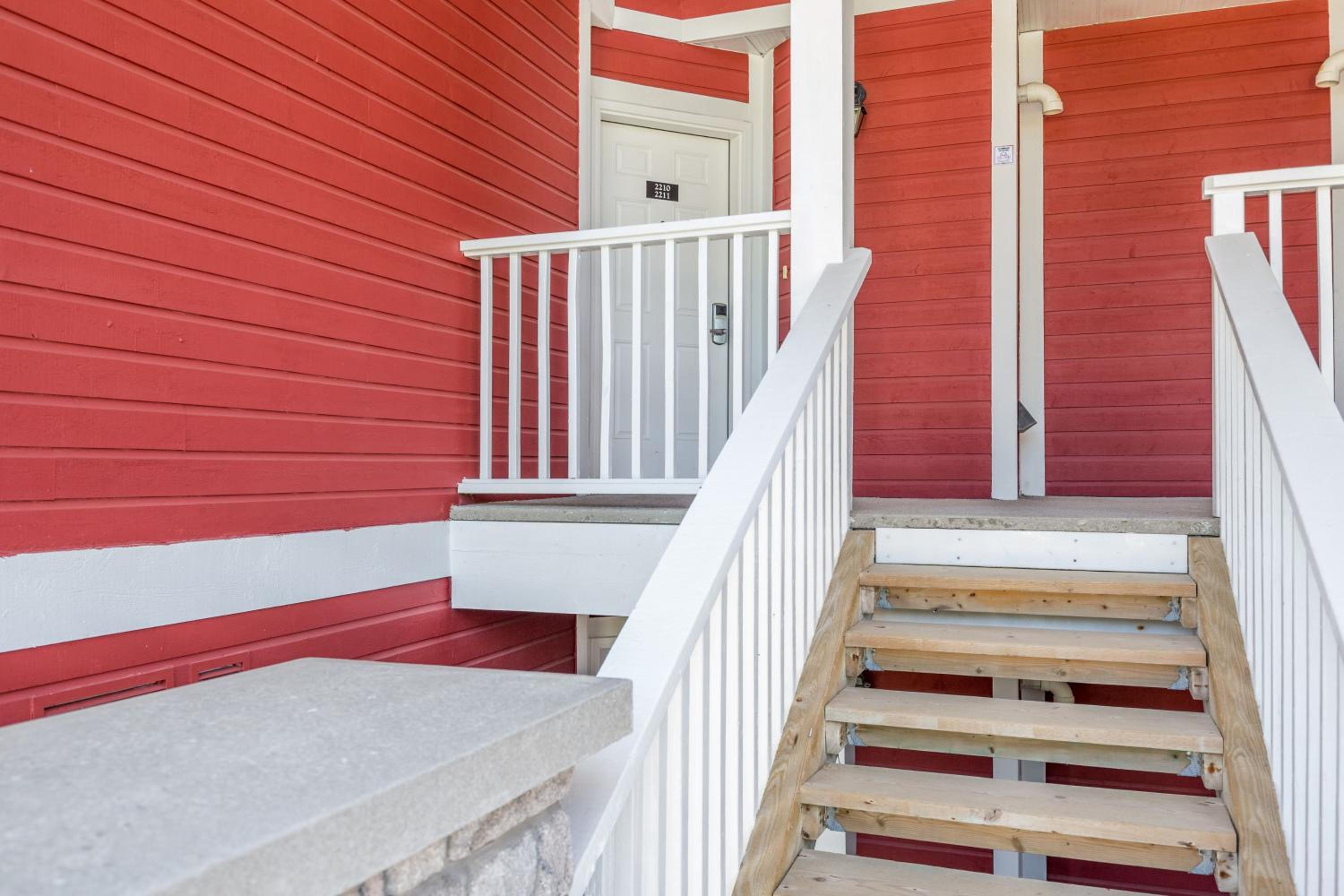 Country Club Charm - 4-Bed Radiant Resort Condo
