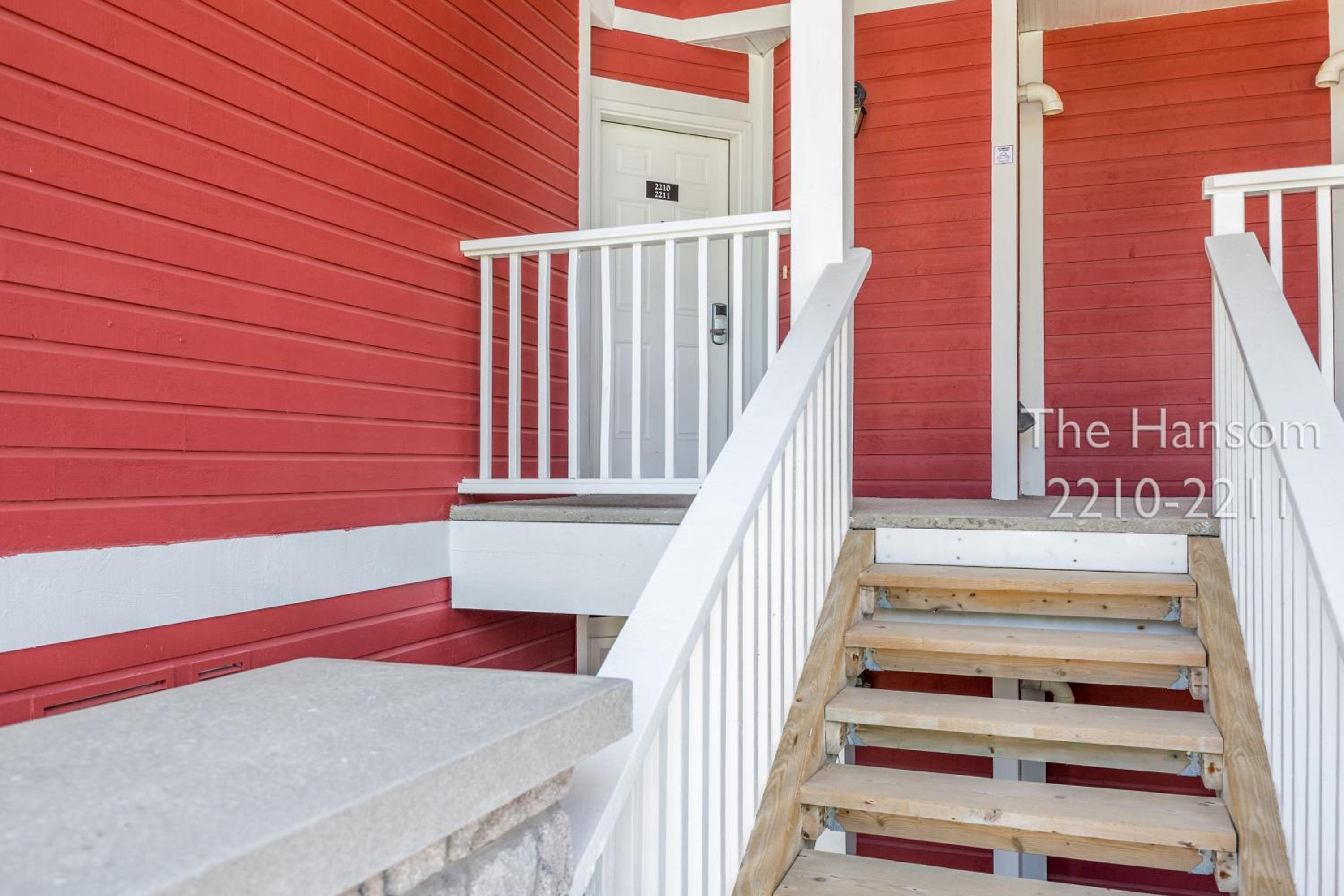 Country Club Charm - 4-Bed Radiant Resort Condo