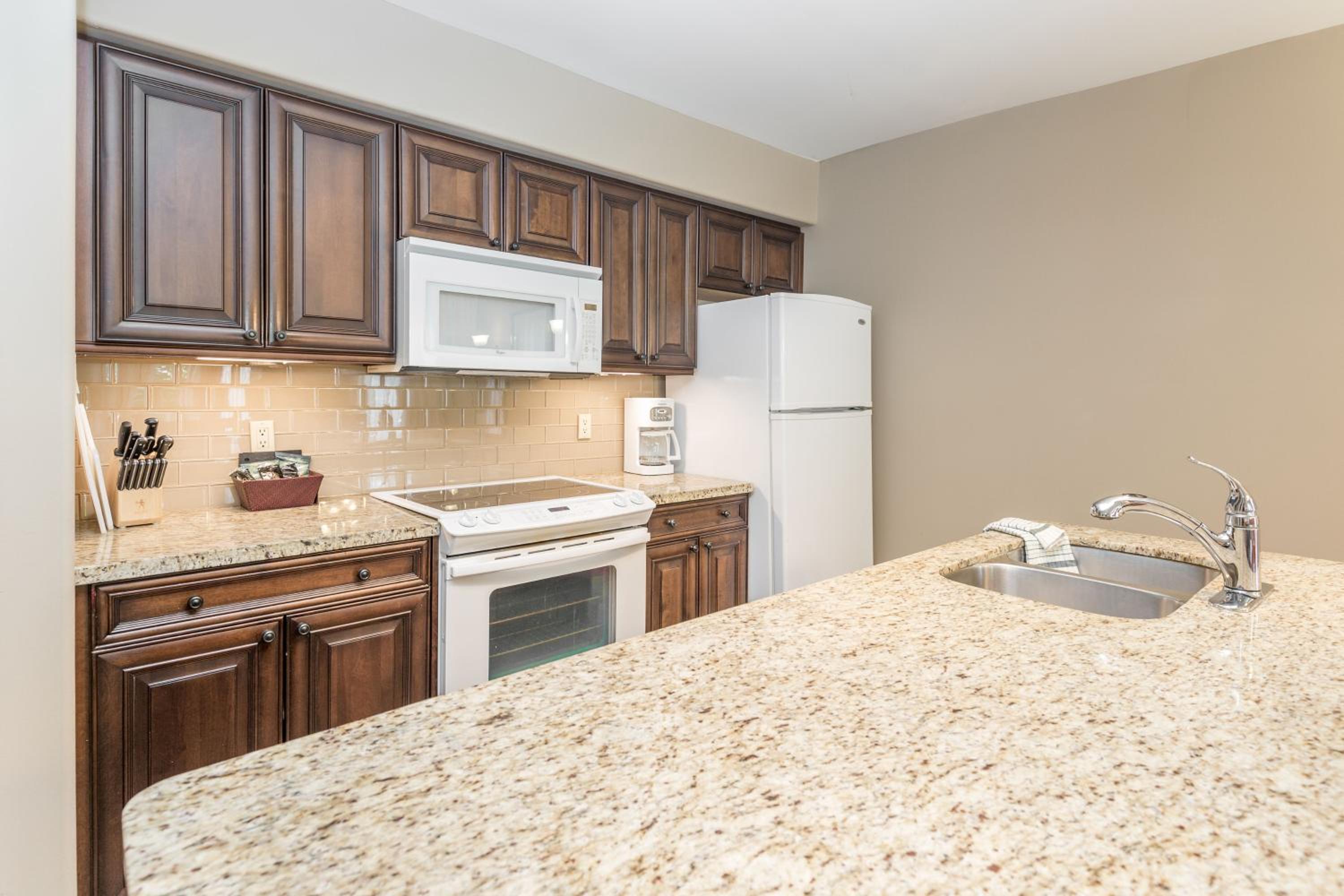Country Club Charm - 4-Bed Radiant Resort Condo