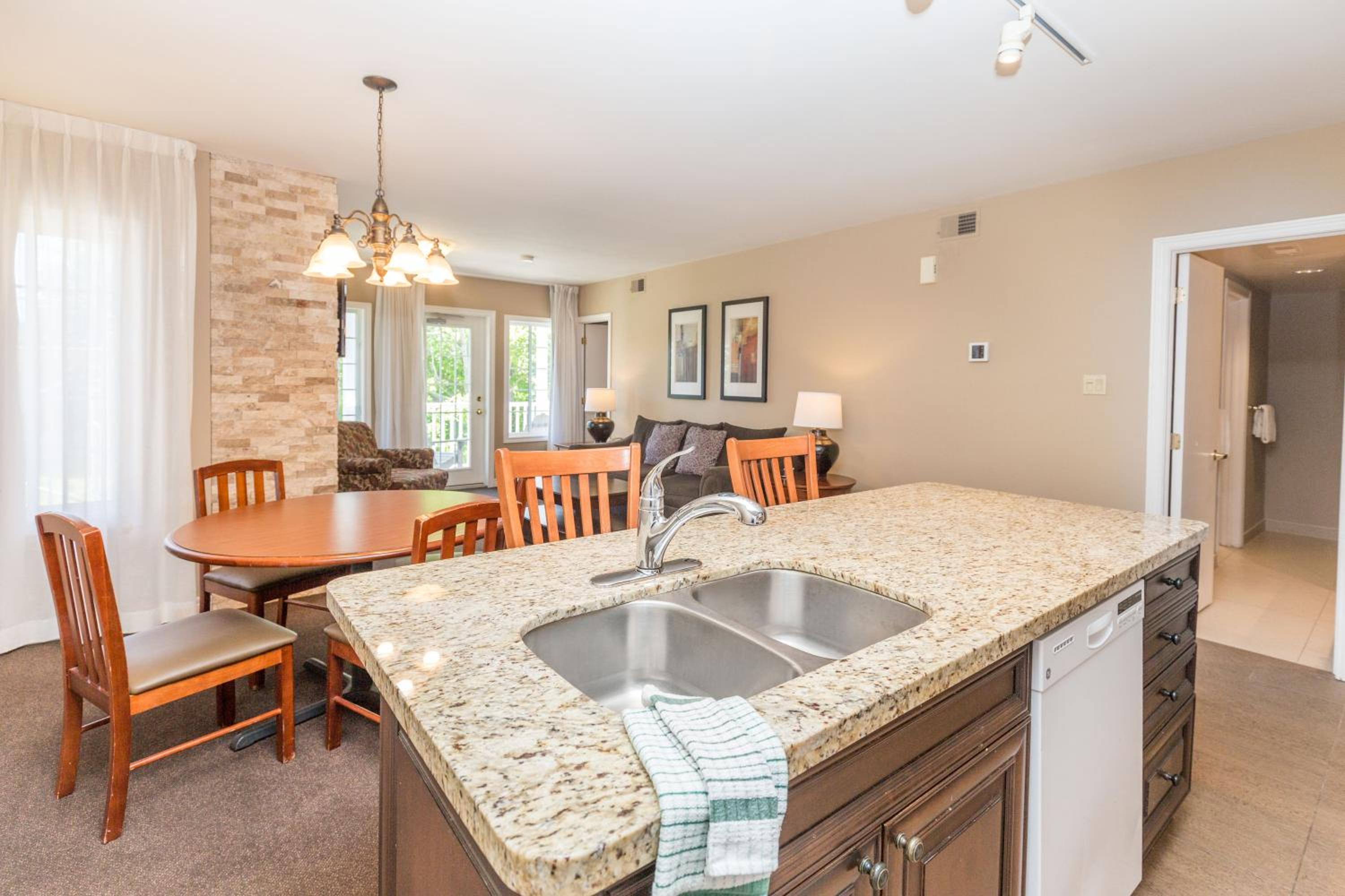 Country Club Charm - 4-Bed Radiant Resort Condo