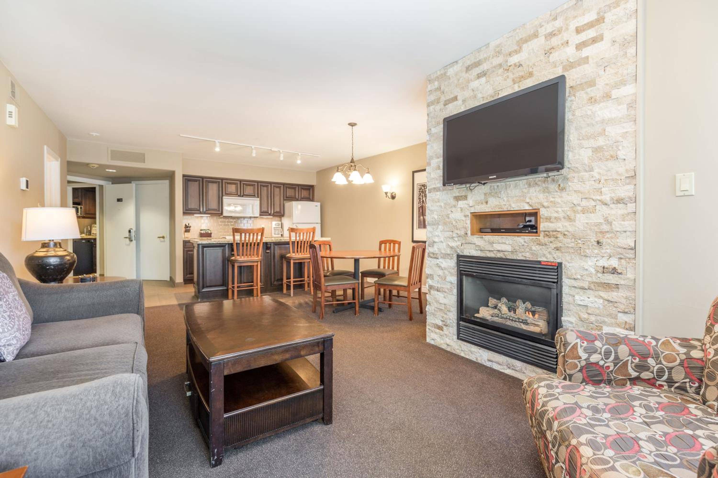 Country Club Charm - 4-Bed Radiant Resort Condo