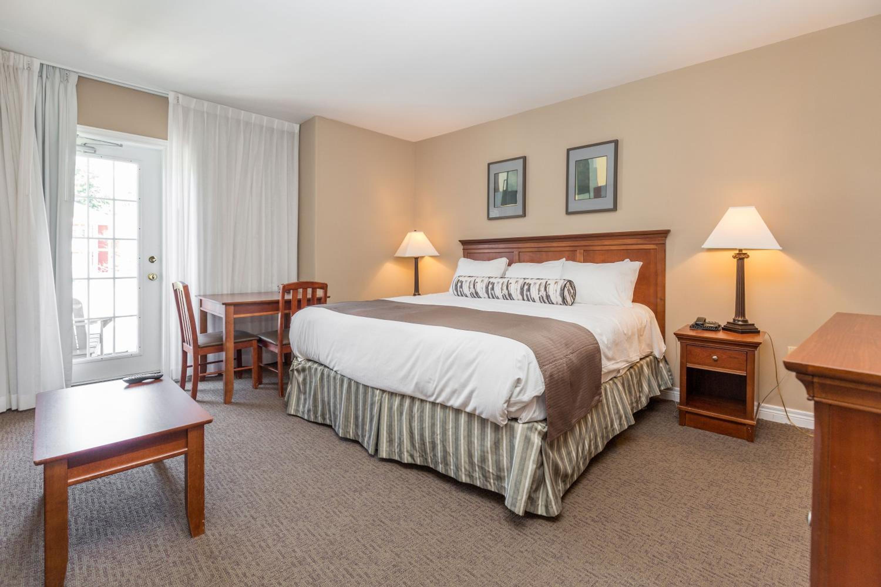 Country Club Charm - 4-Bed Radiant Resort Condo