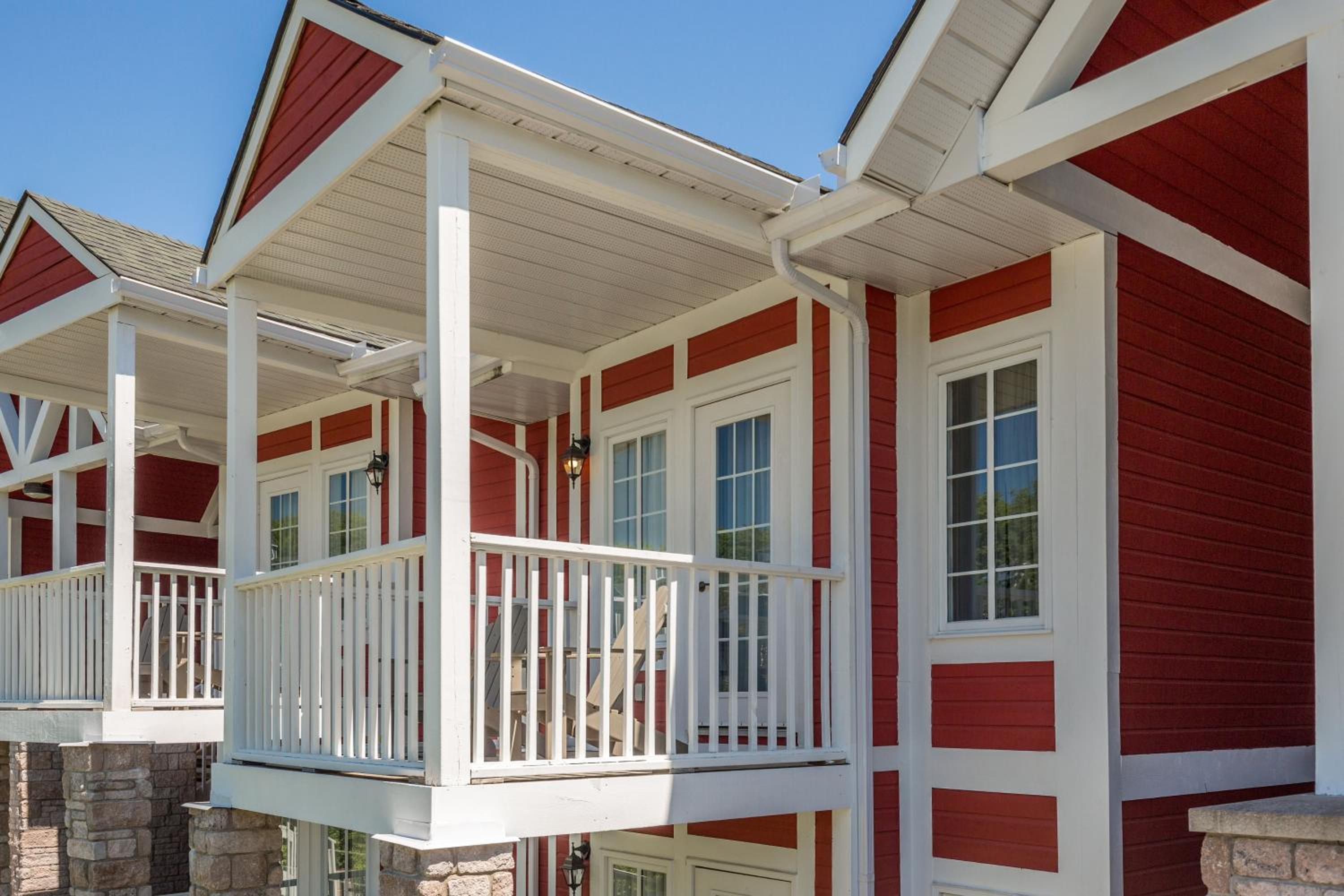 Country Club Charm - 4-Bed Radiant Resort Condo
