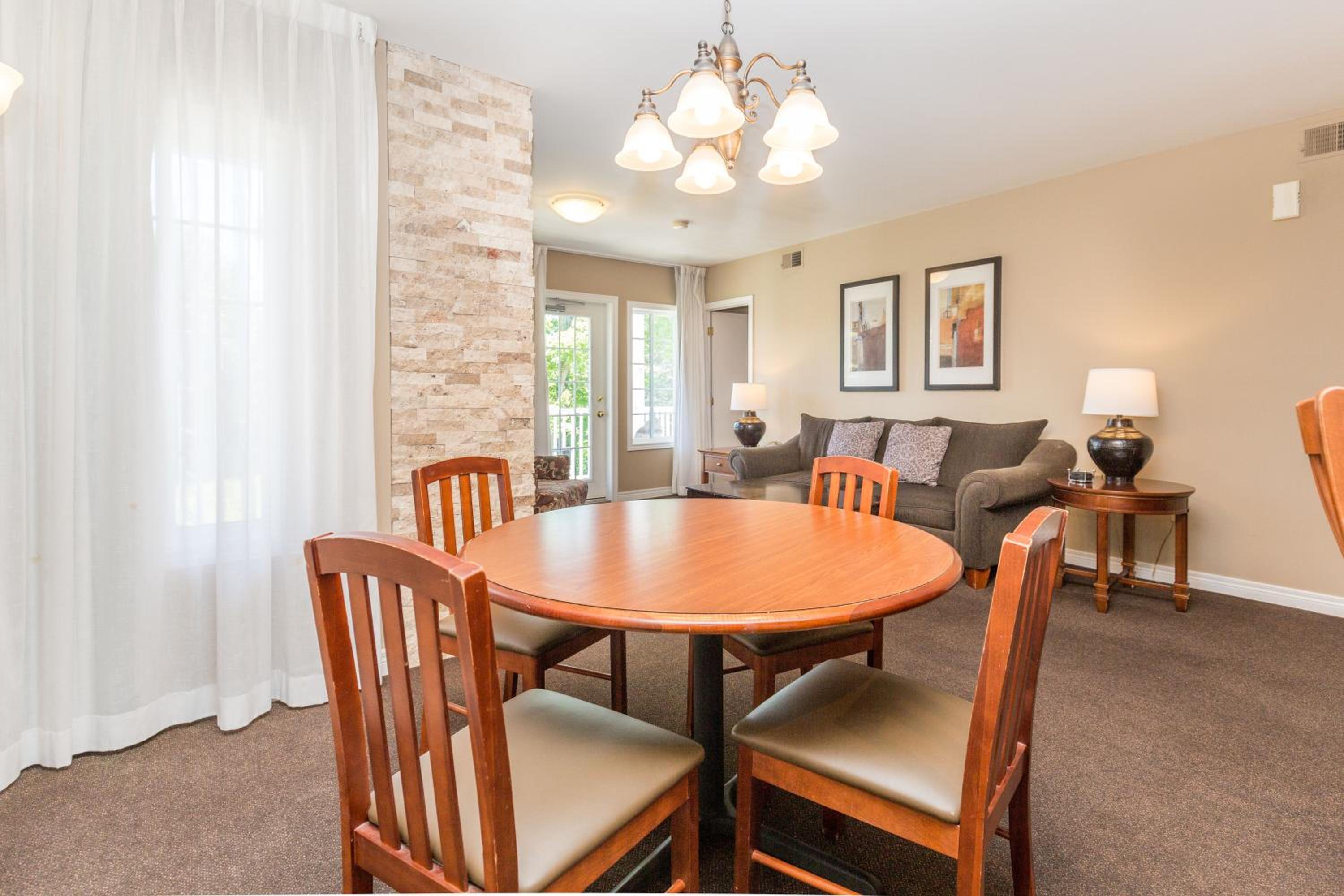 Country Club Charm - 4-Bed Radiant Resort Condo