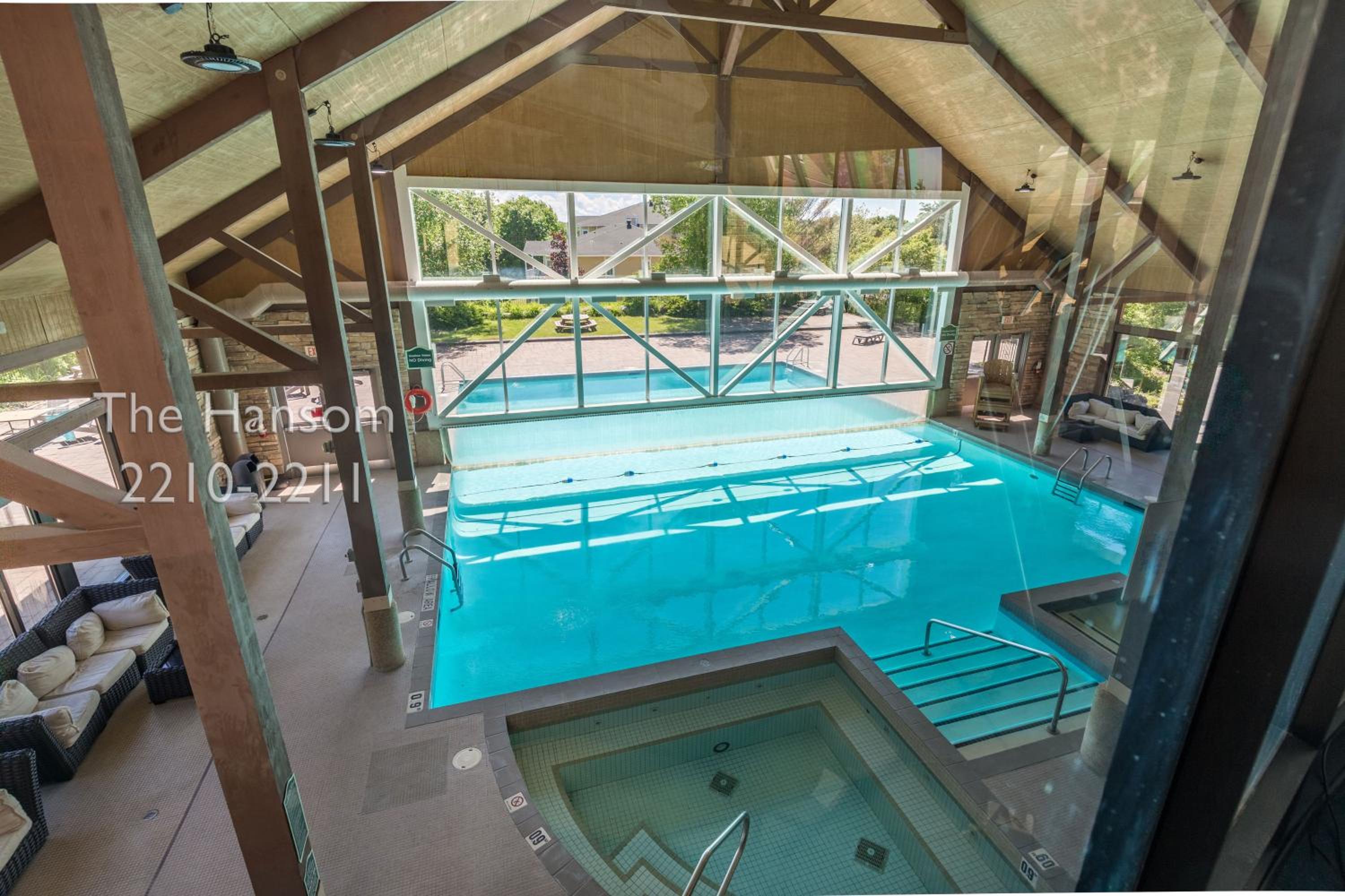 Country Club Charm - 4-Bed Radiant Resort Condo