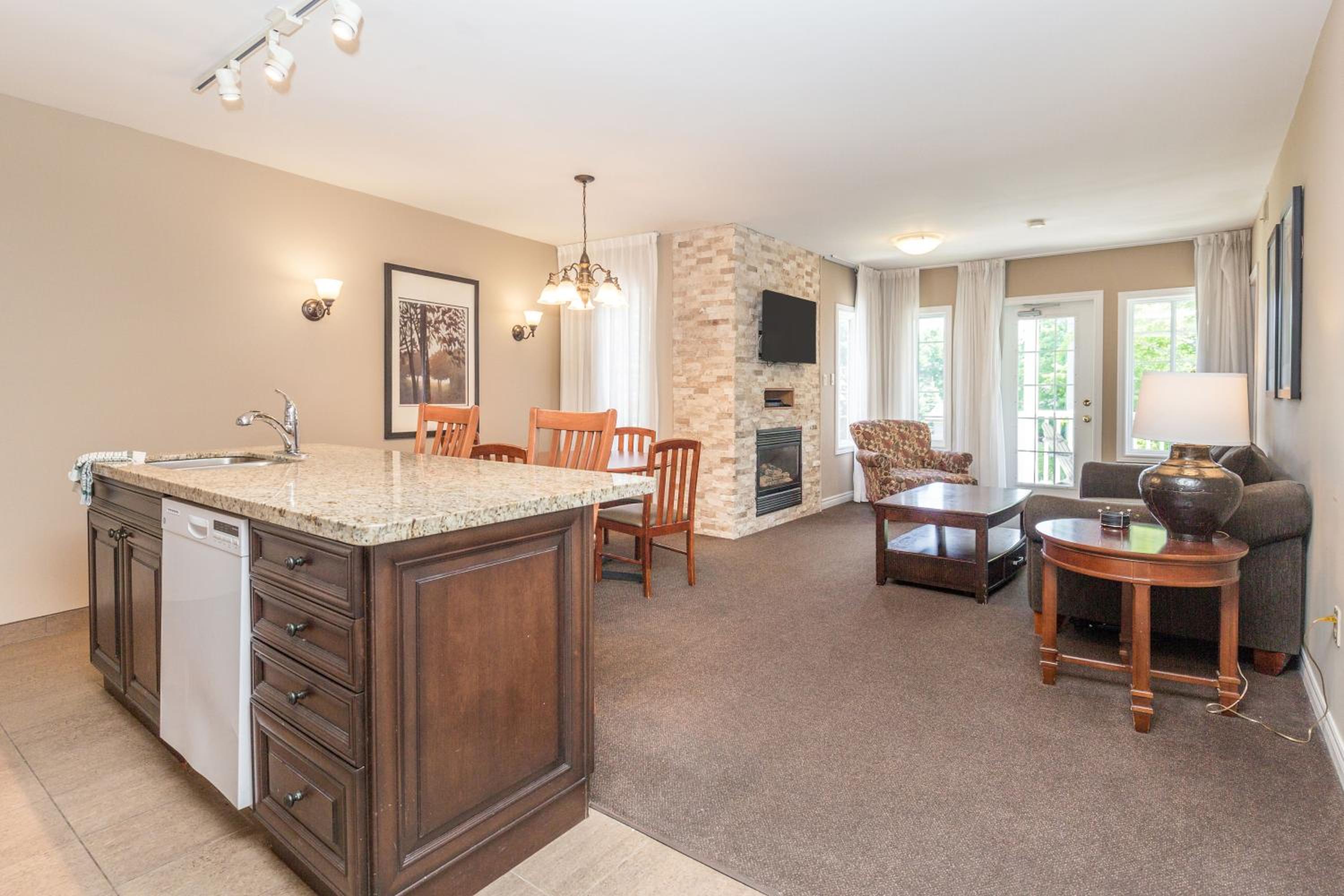 Country Club Charm - 4-Bed Radiant Resort Condo