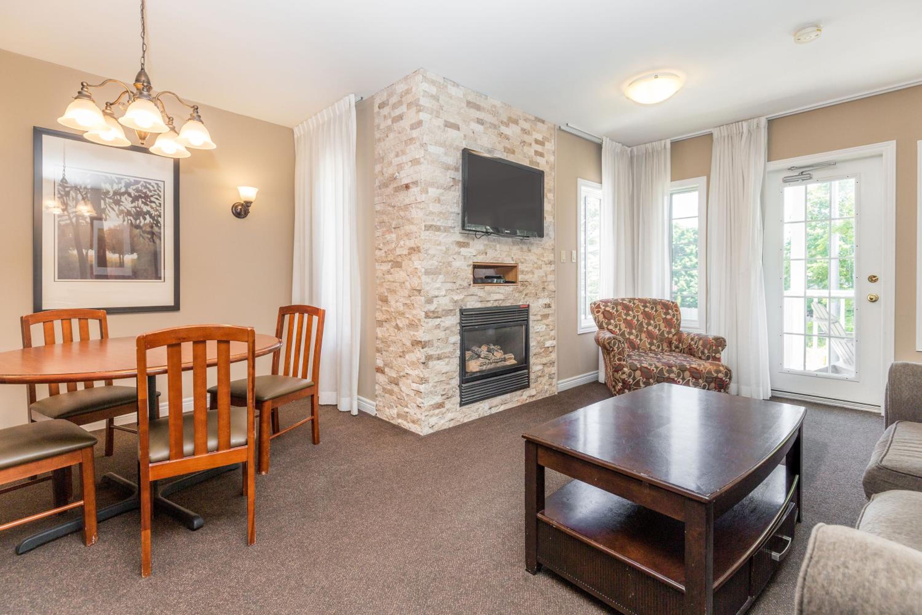 Country Club Charm - 4-Bed Radiant Resort Condo