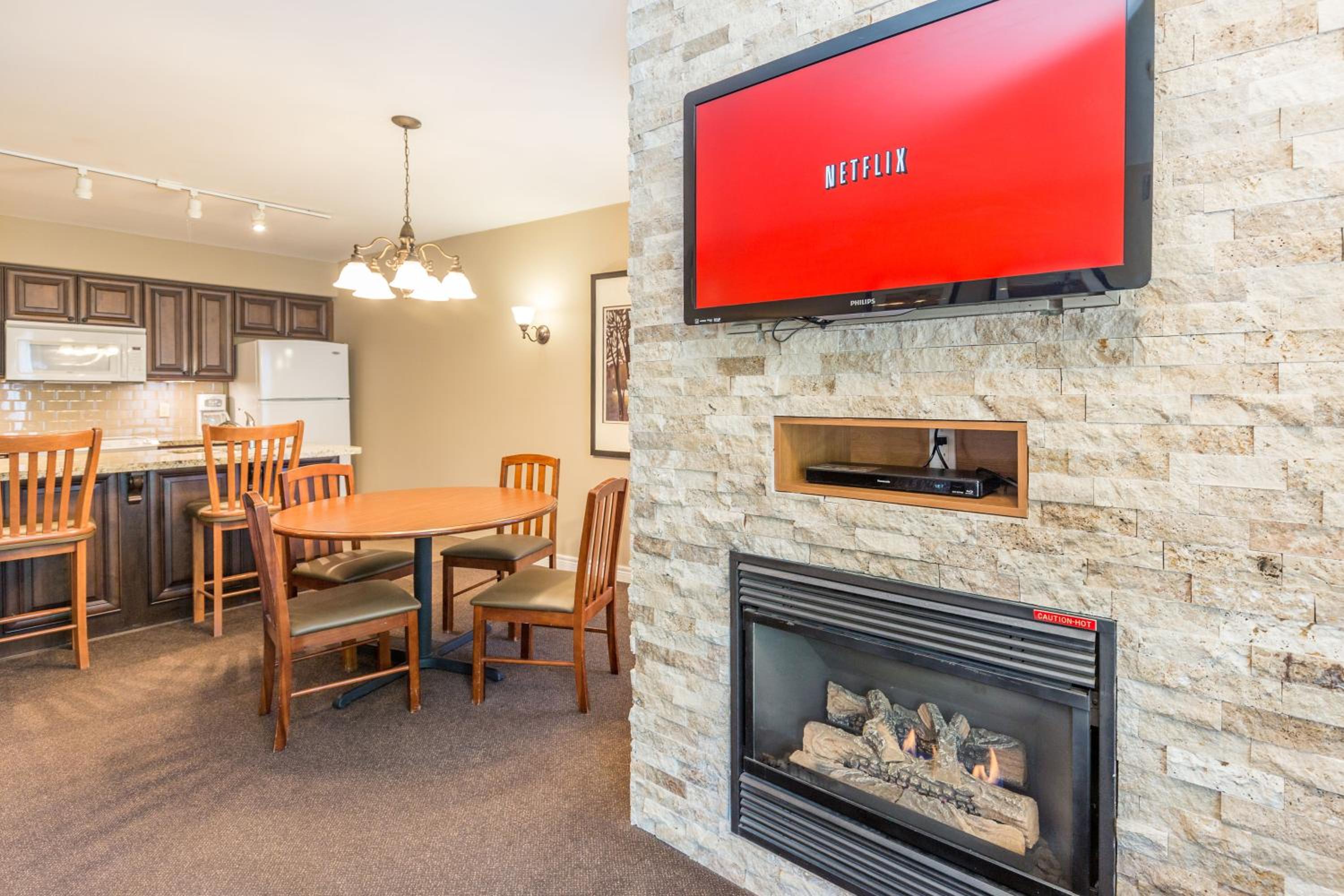 Country Club Charm - 4-Bed Radiant Resort Condo