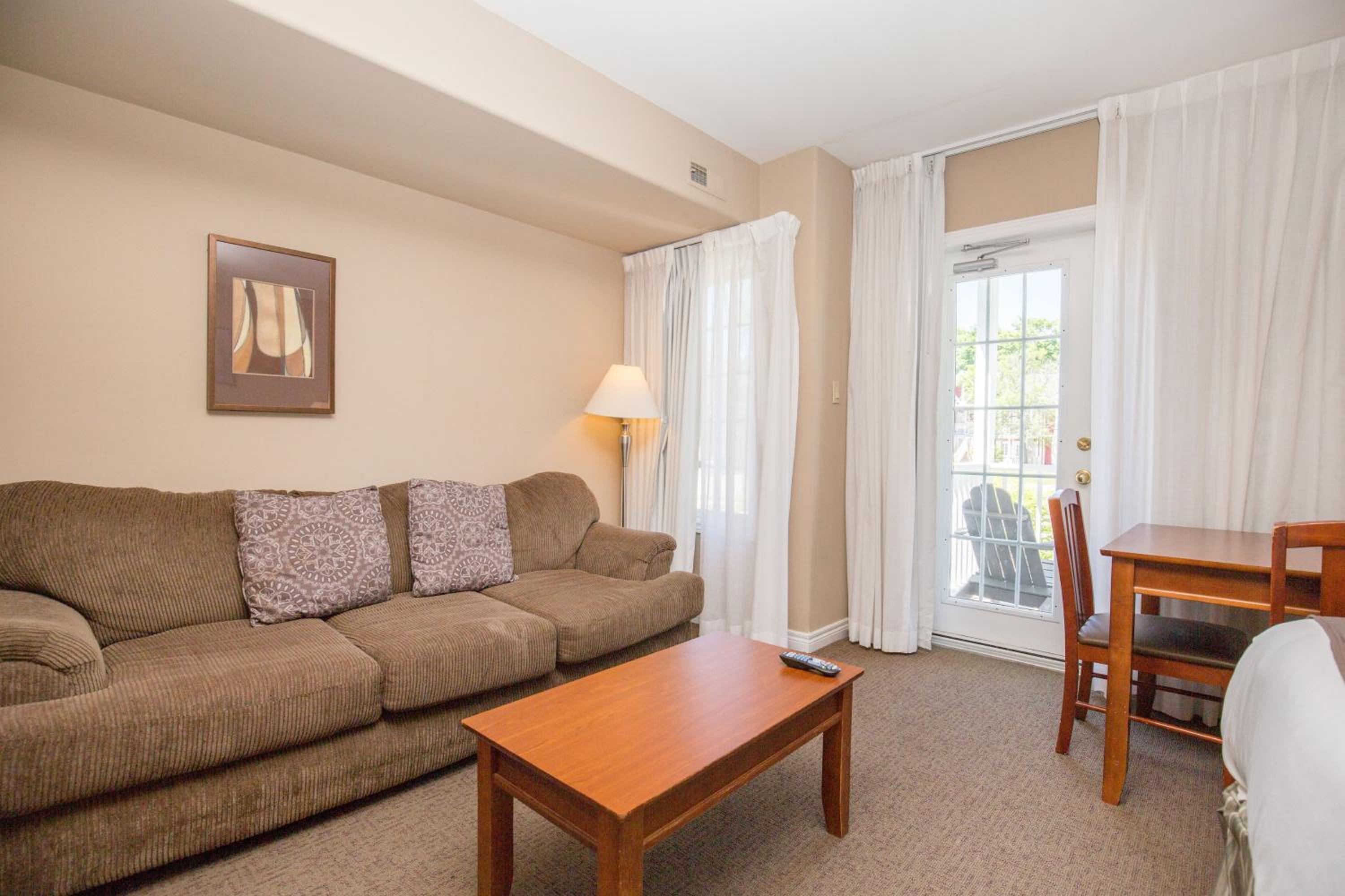 Country Club Charm - 4-Bed Radiant Resort Condo