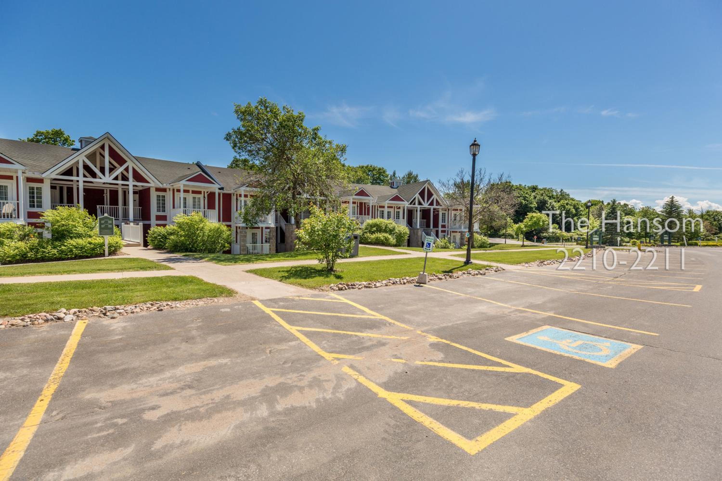 Country Club Charm - 4-Bed Radiant Resort Condo