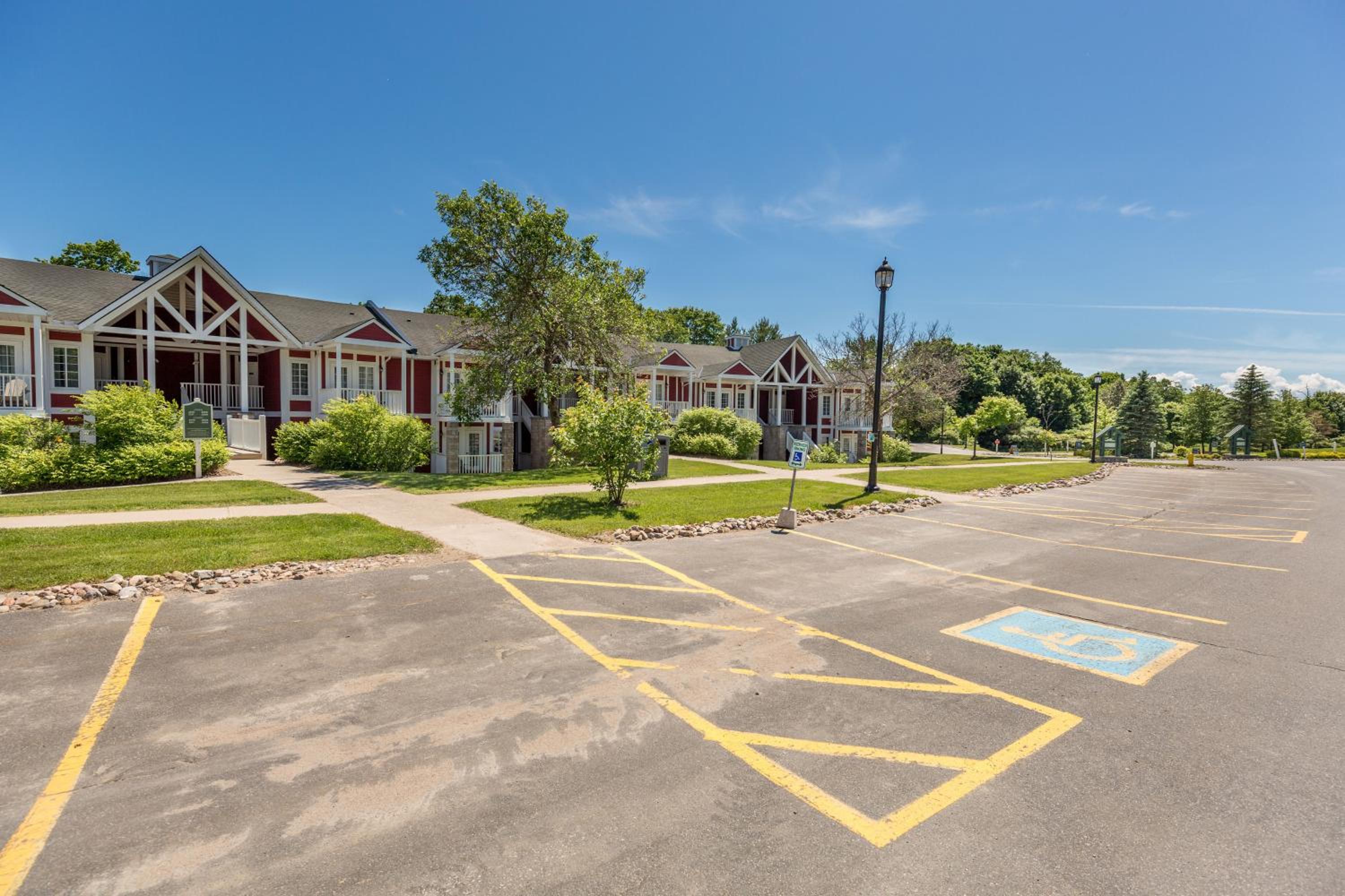 Country Club Charm - 4-Bed Radiant Resort Condo