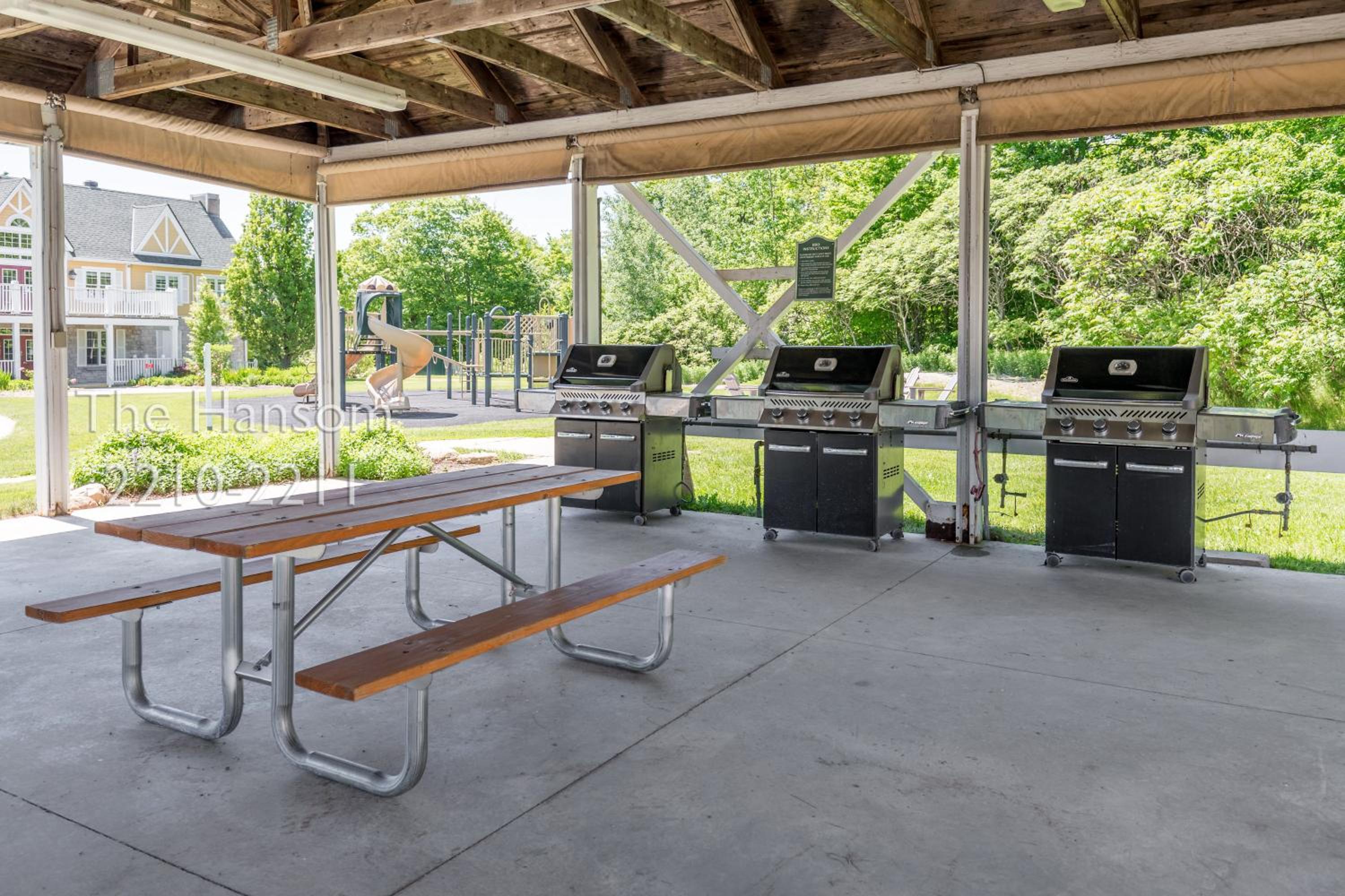Country Club Charm - 4-Bed Radiant Resort Condo