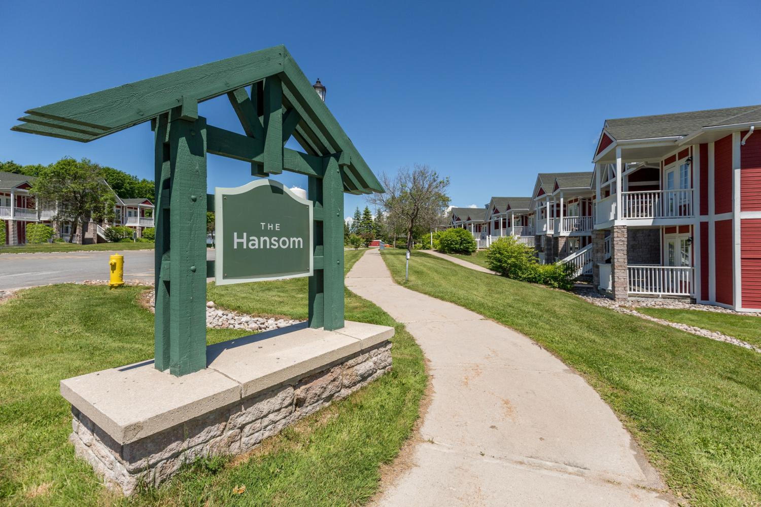 Country Club Charm - 4-Bed Radiant Resort Condo