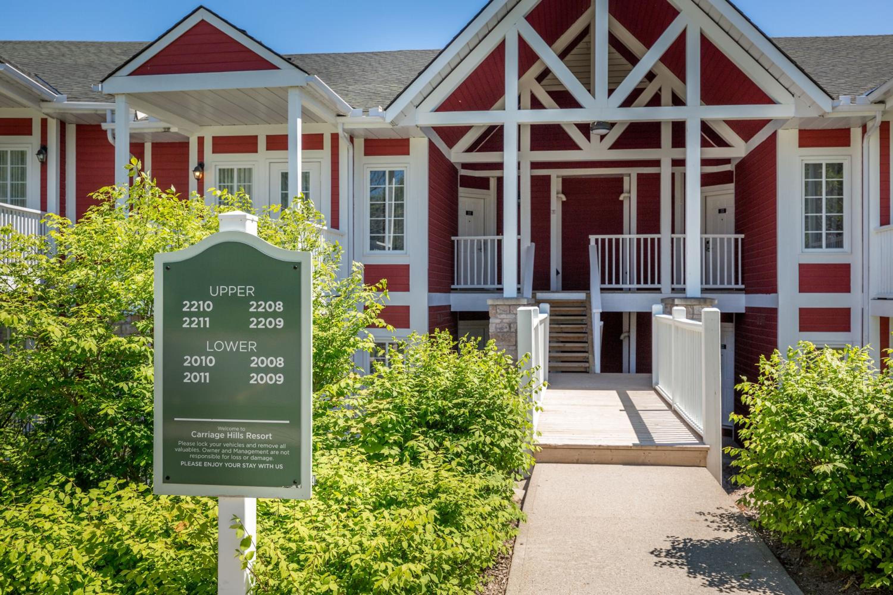Country Club Charm - 4-Bed Radiant Resort Condo