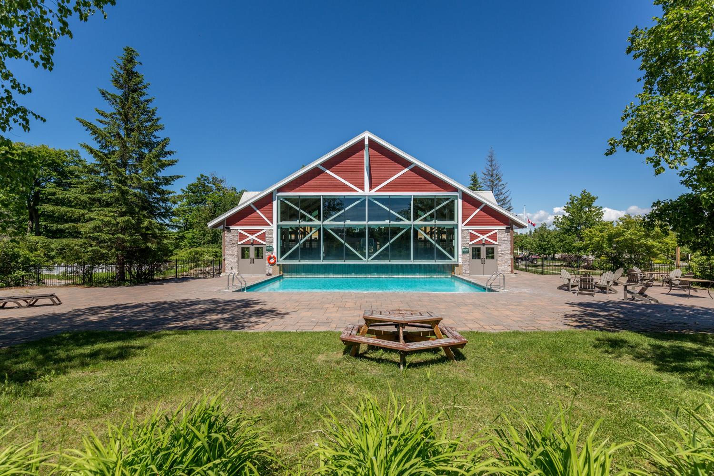 Country Club Charm - 4-Bed Radiant Resort Condo
