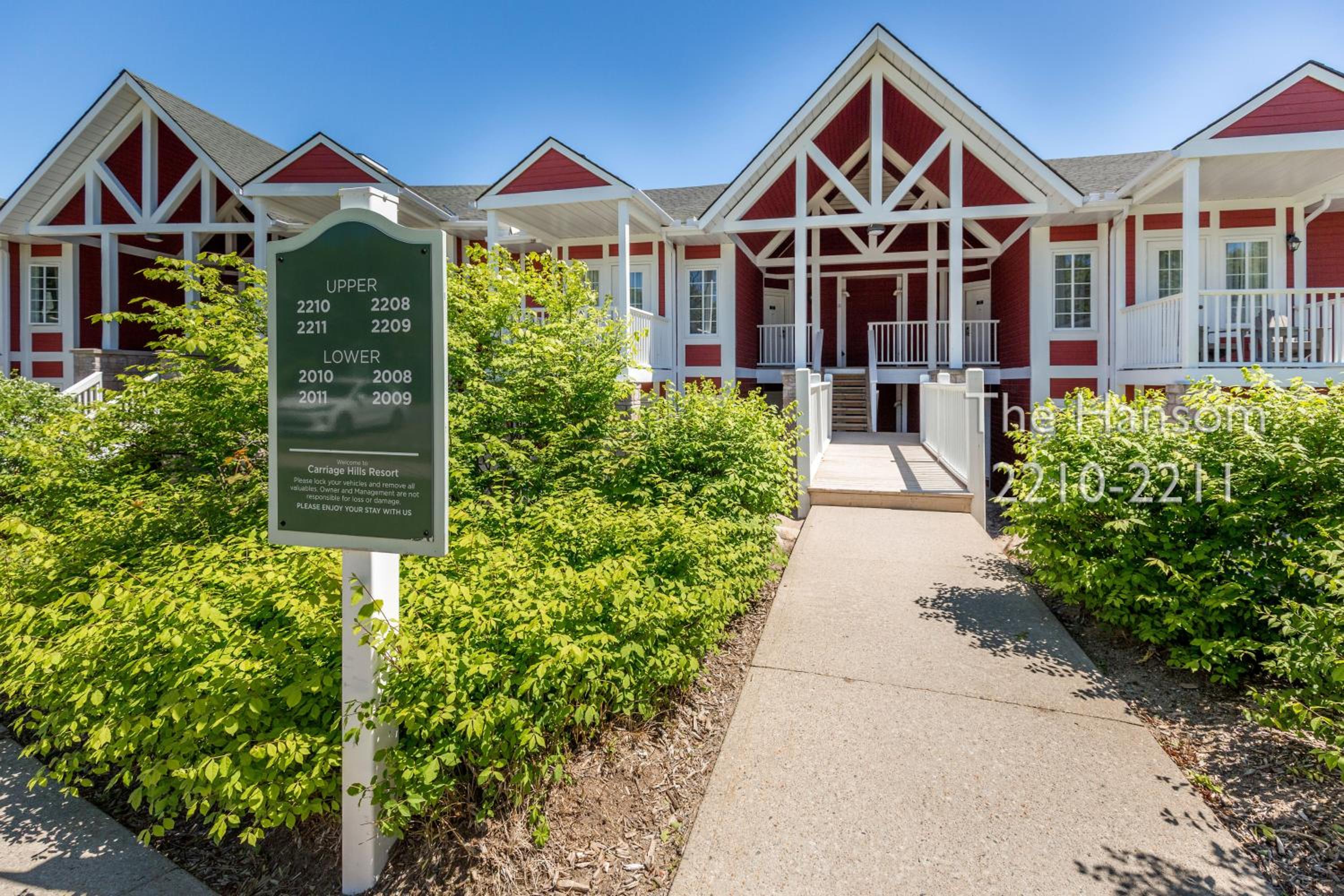 Country Club Charm - 4-Bed Radiant Resort Condo