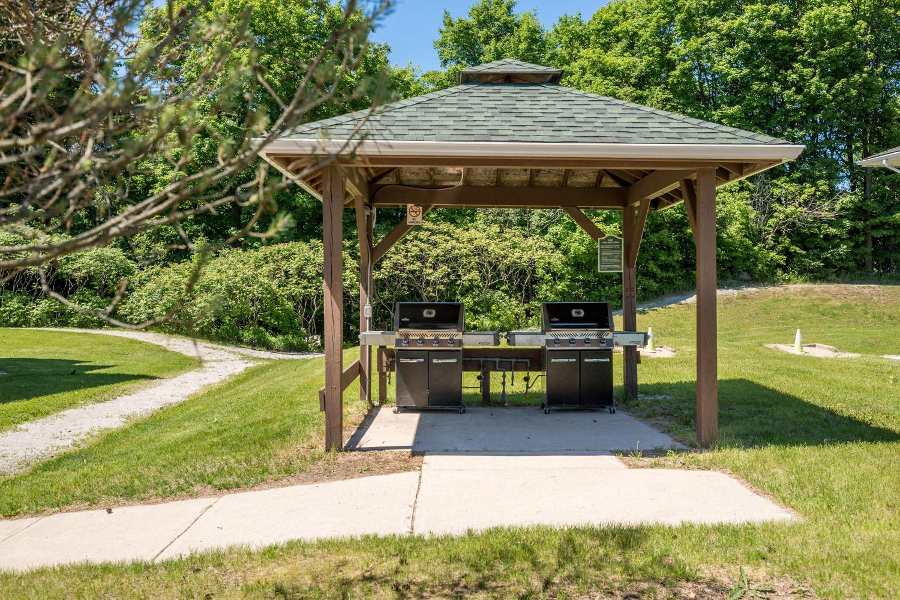 Country Club Charm - 4-Bed Radiant Resort Condo