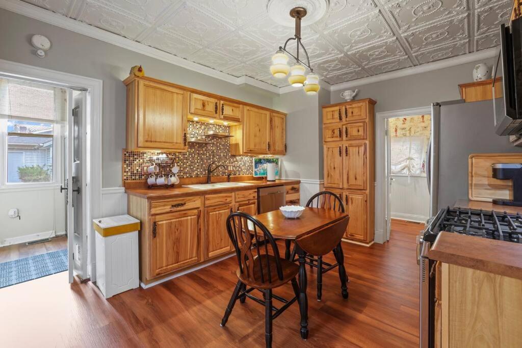 Charming Victorian Home - 2 minutes to downtown view 2