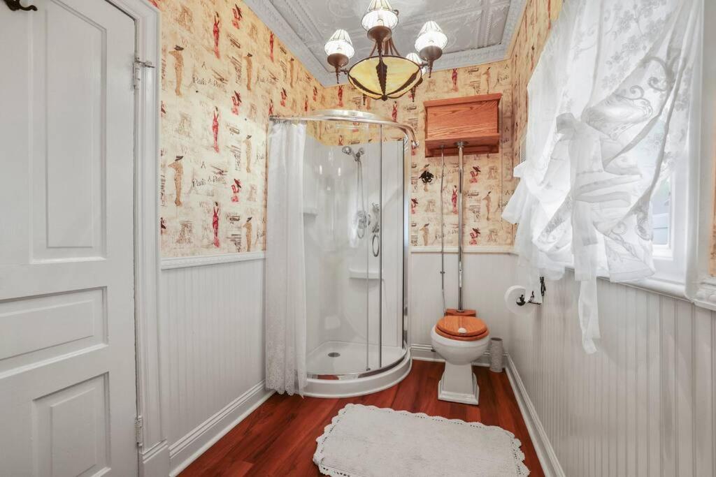 Charming Victorian Home - 2 minutes to downtown view 4