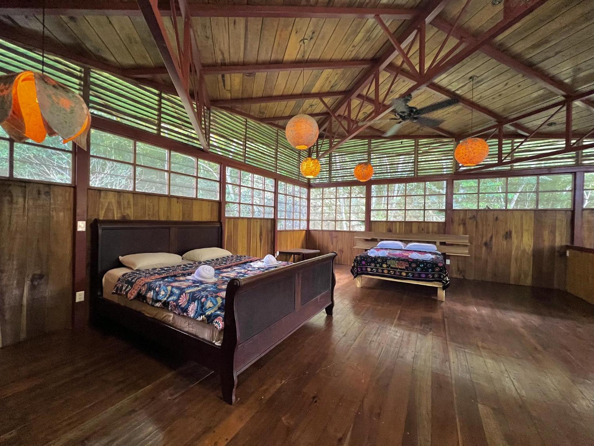 Casa Luna Amarilla