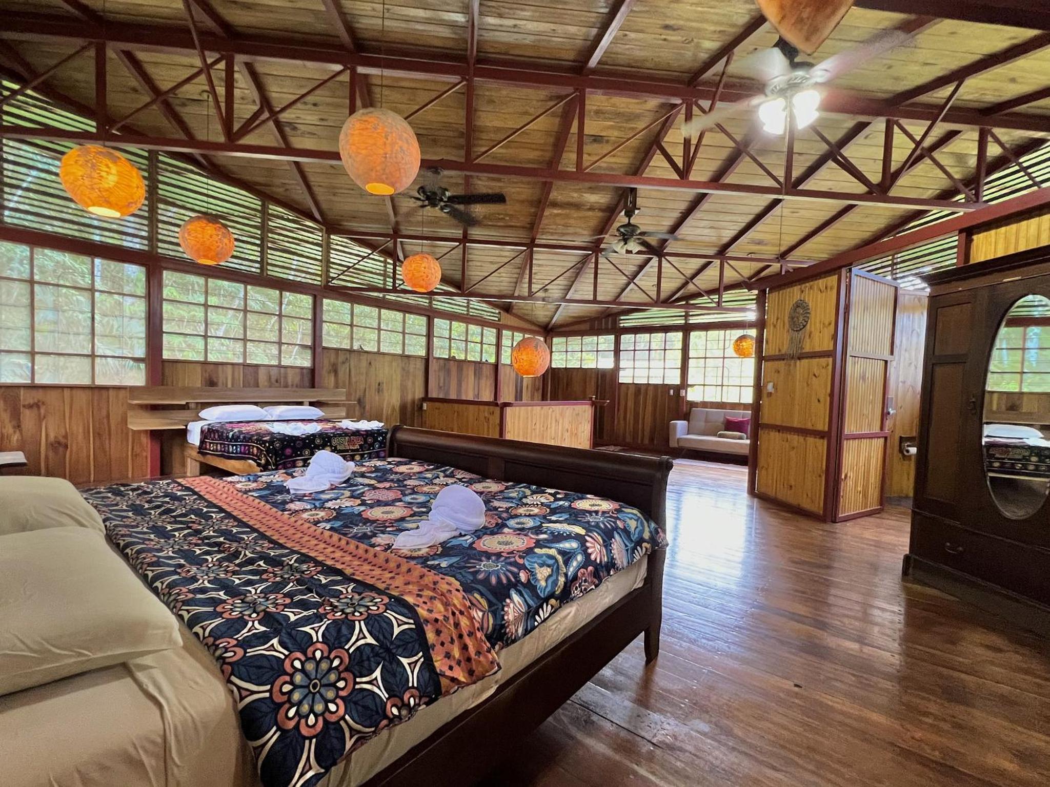 Casa Luna Amarilla