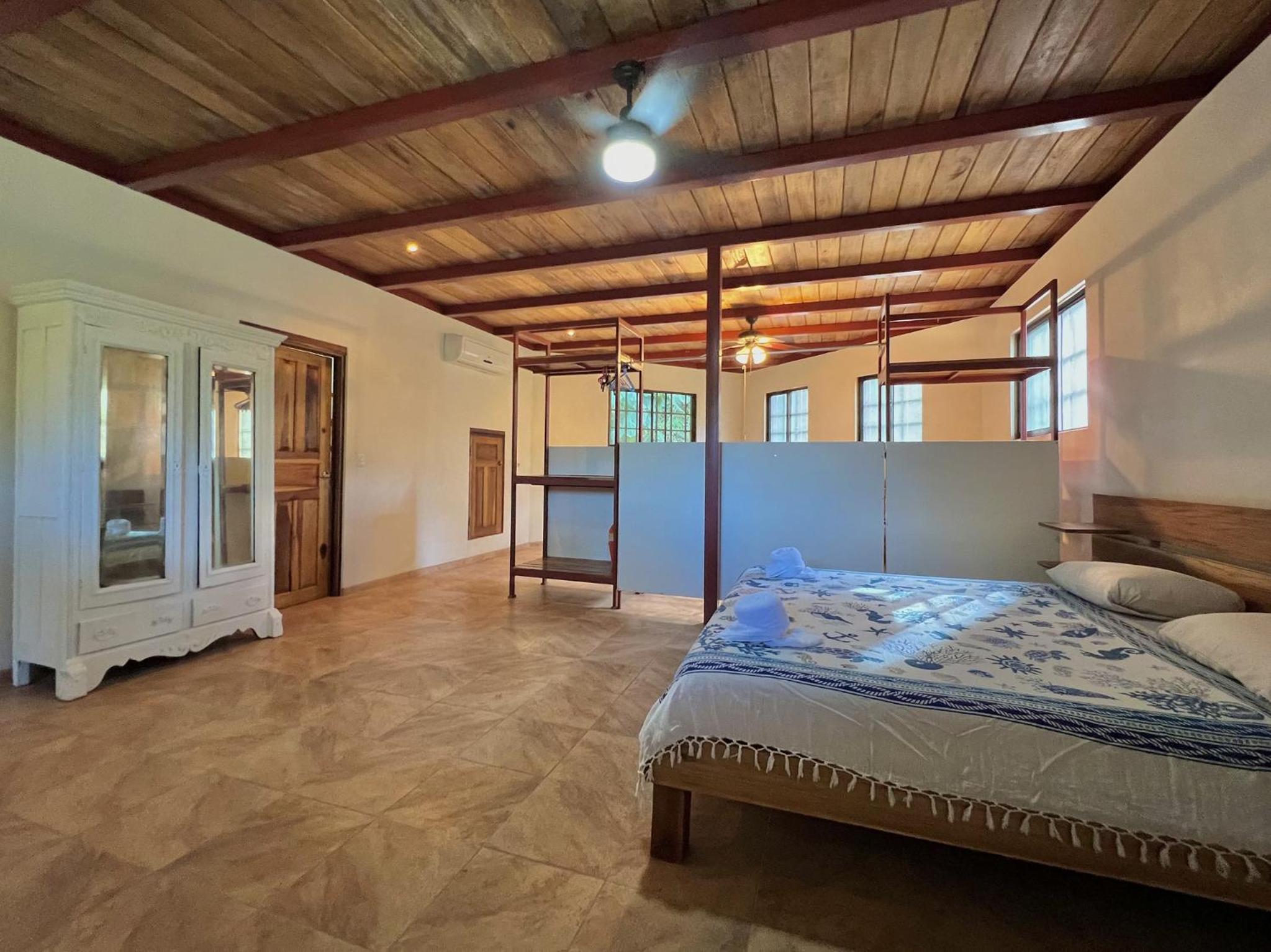 Casa Luna Amarilla