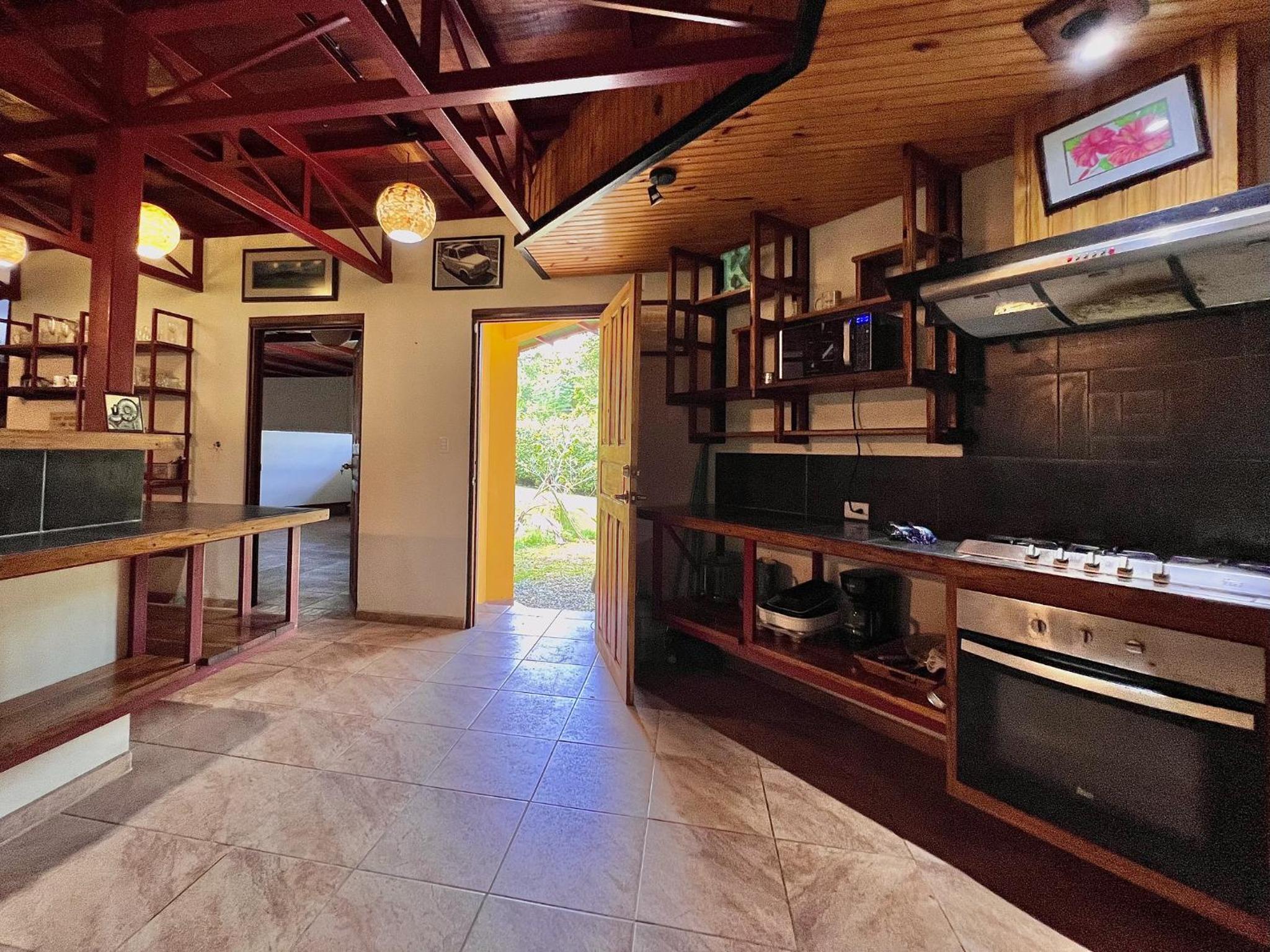 Casa Luna Amarilla