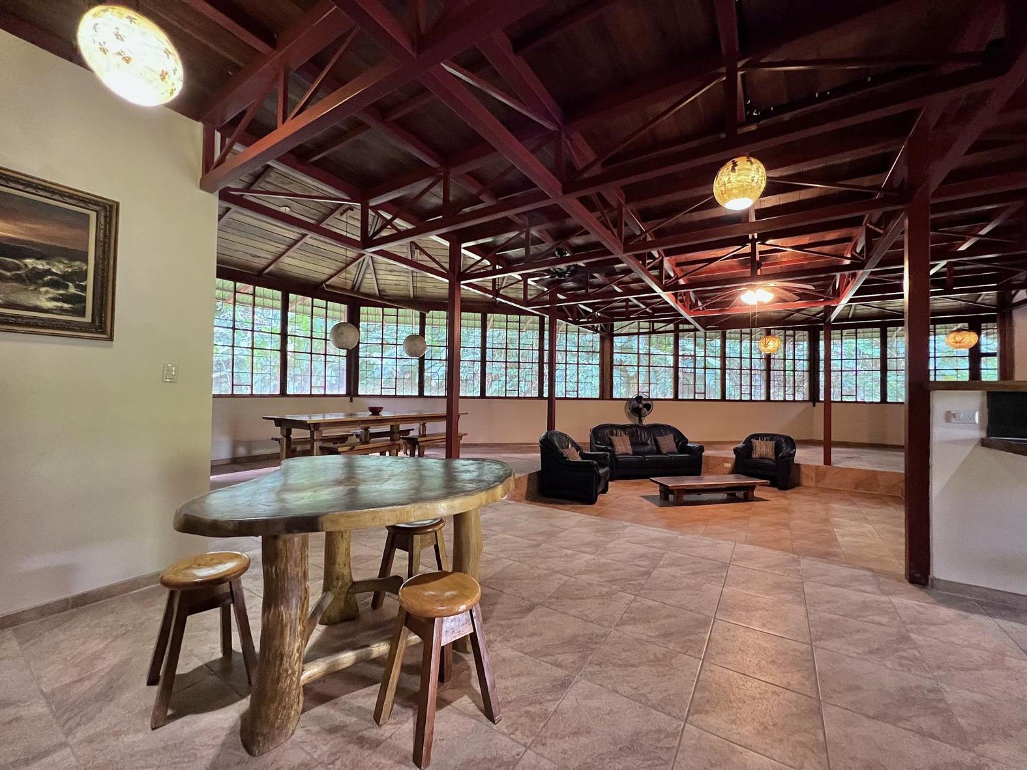 Casa Luna Amarilla