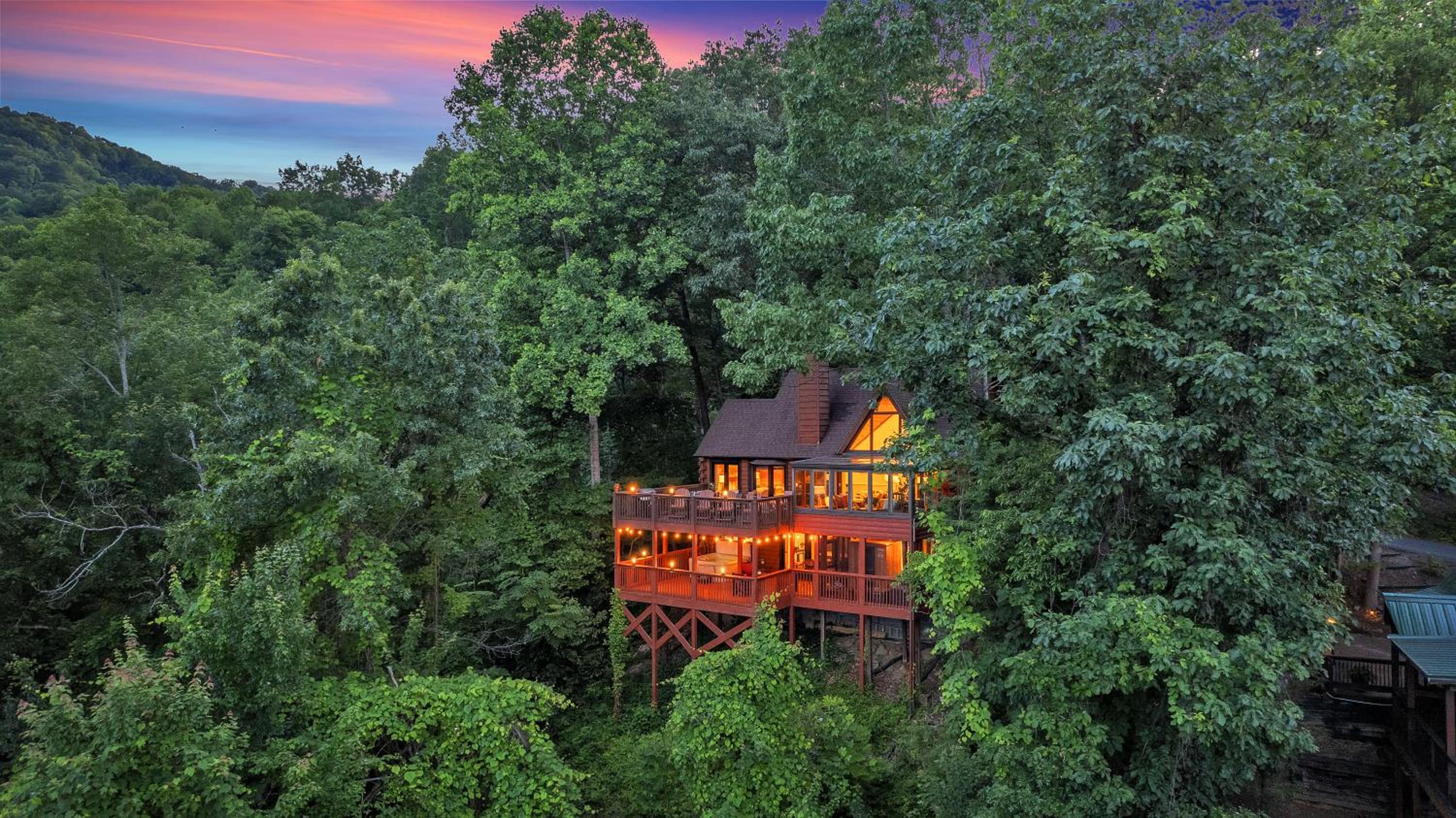 Hotel Family Chalet With Sauna, HotTub, Heavenly Views! Mins to Downtown! - Image 1