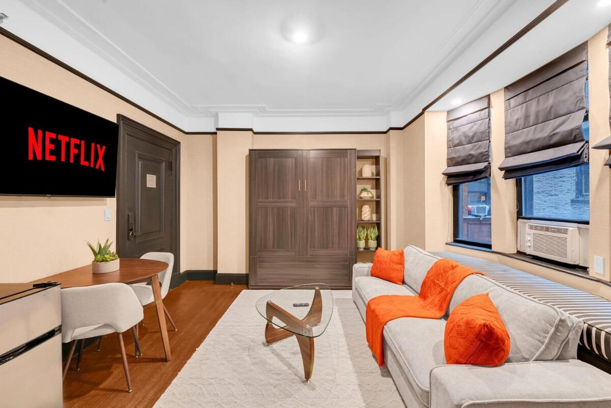Beautiful Apt Near Times Square with GYM & PATIO