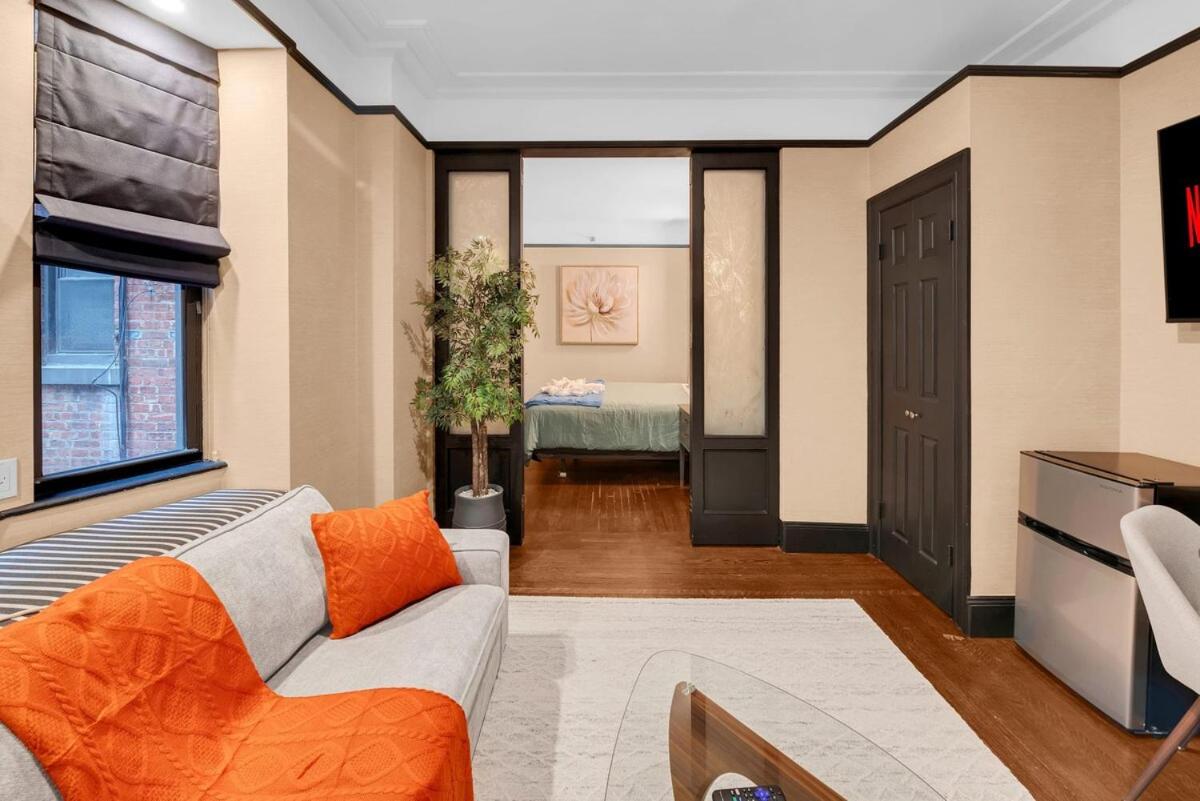 Beautiful Apt Near Times Square with GYM & PATIO