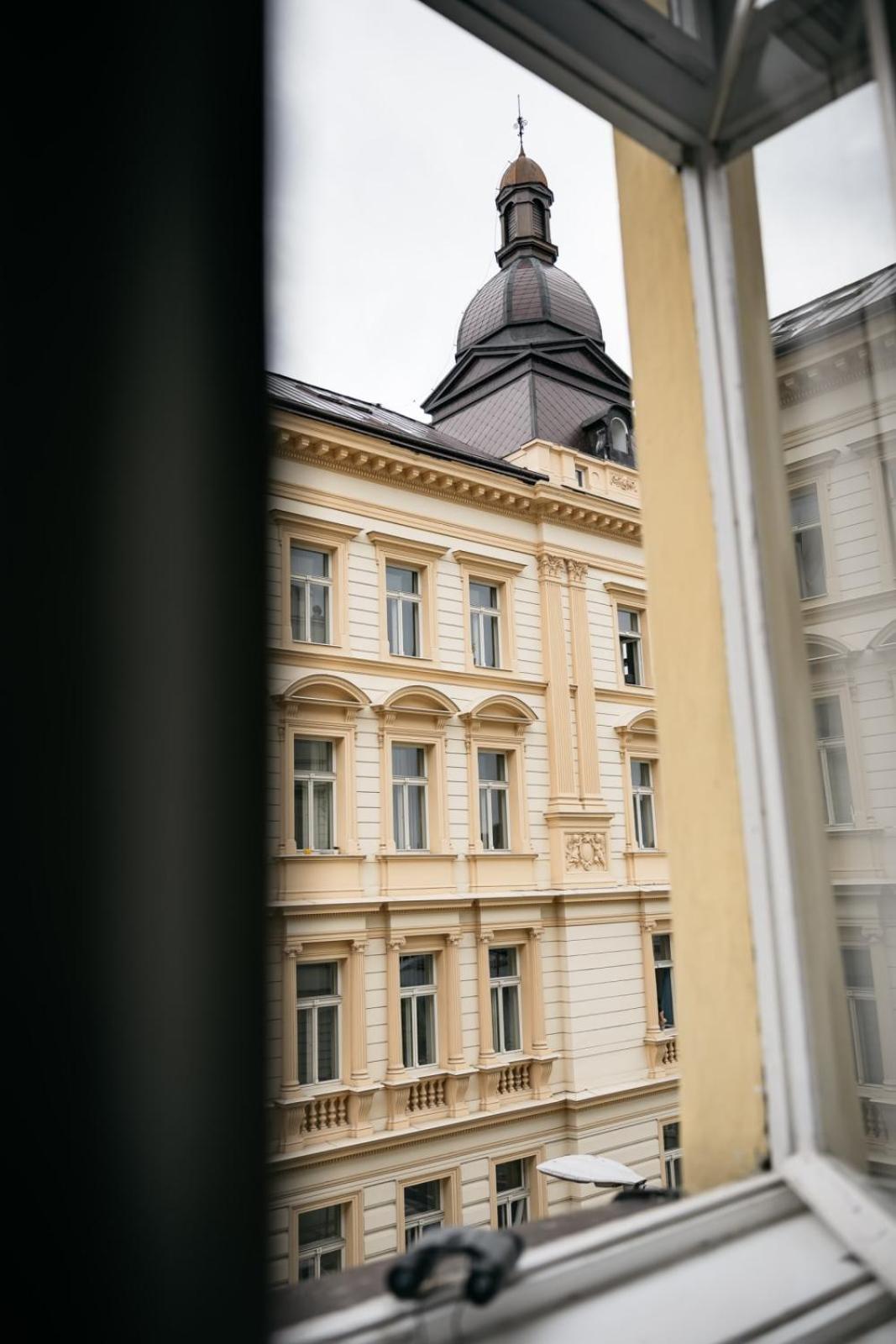 Comfortable and cosy apt a few steps from Dancing House and Naplavka Dance