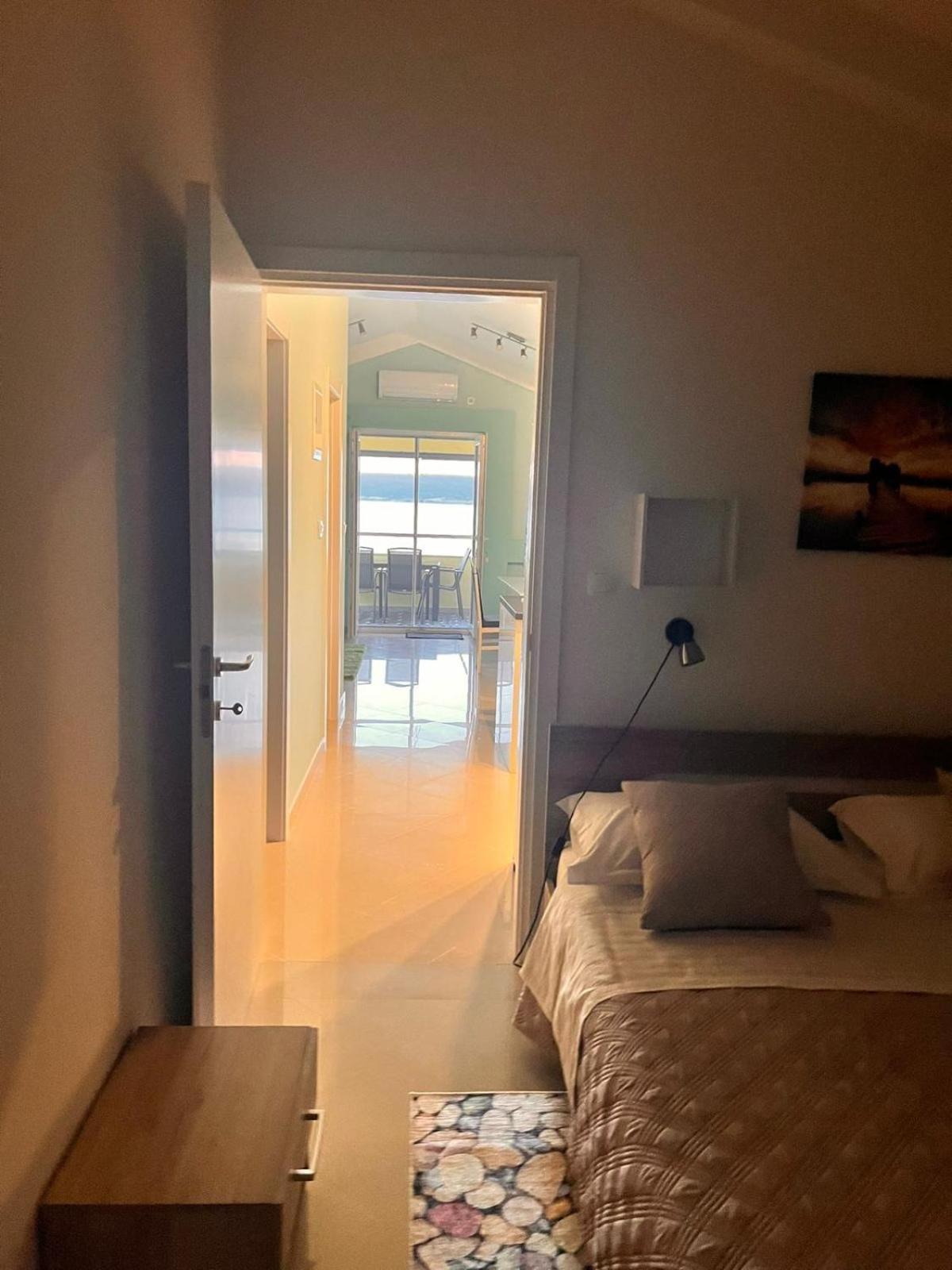 Beachfront Apartment Live view 4
