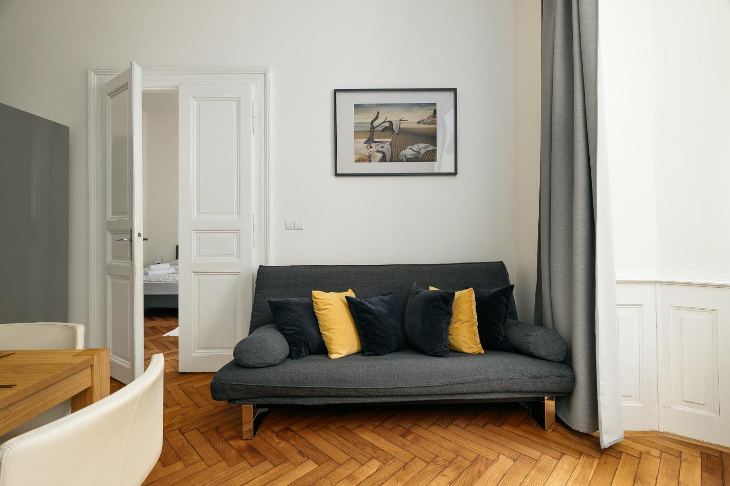 Comfortable and cosy apt a few steps from Dancing House and Naplavka Dance