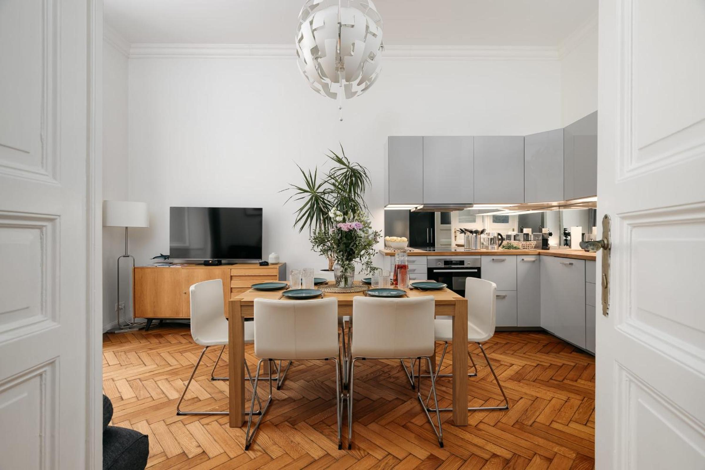 Comfortable and cosy apt a few steps from Dancing House and Naplavka Dance