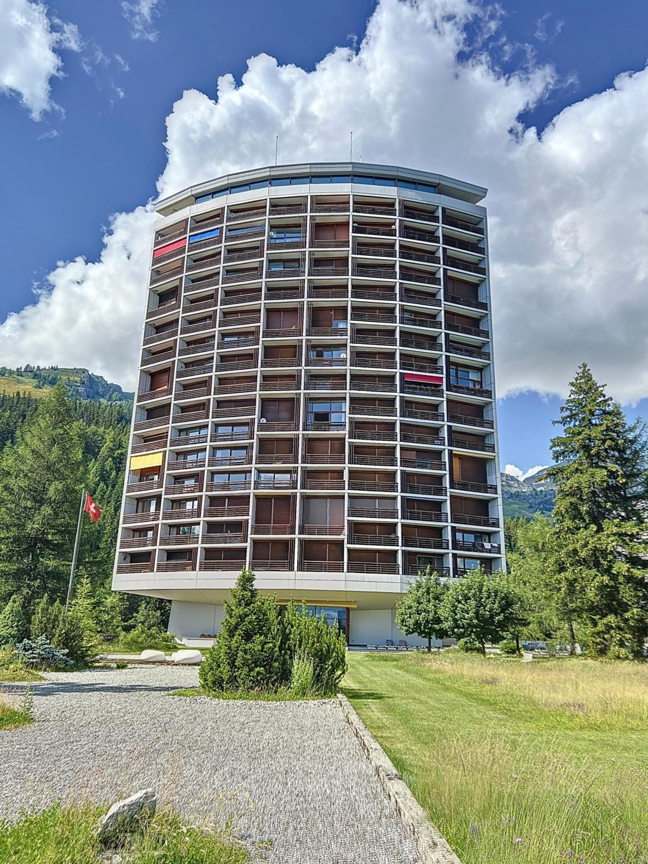 Super Crans Art and Design