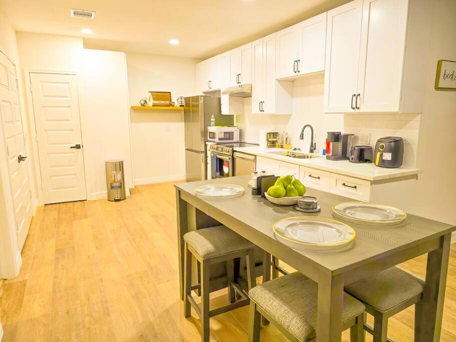 2BR 1 Queen 2Full 1 Sofa Q beds DwnTwn Med Center- UNIT A view 2
