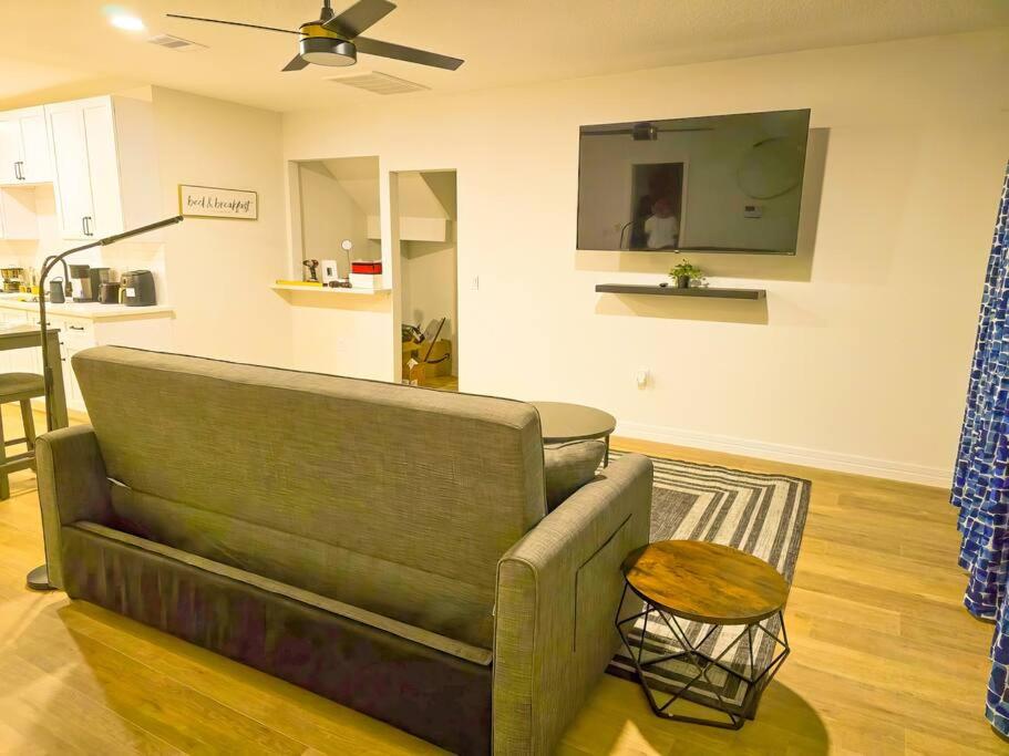 2BR 1 Queen 2Full 1 Sofa Q beds DwnTwn Med Center- UNIT A view 3