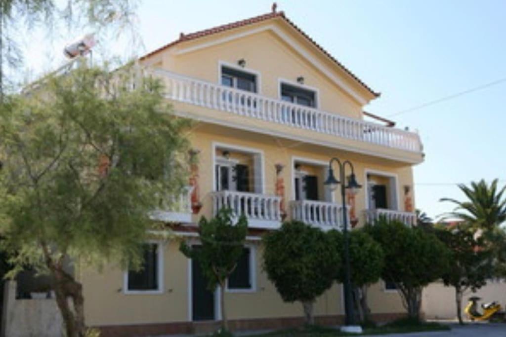 Karyatis studios lixouri