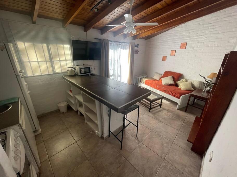 Cómodo departamento de huéspedes con cochera