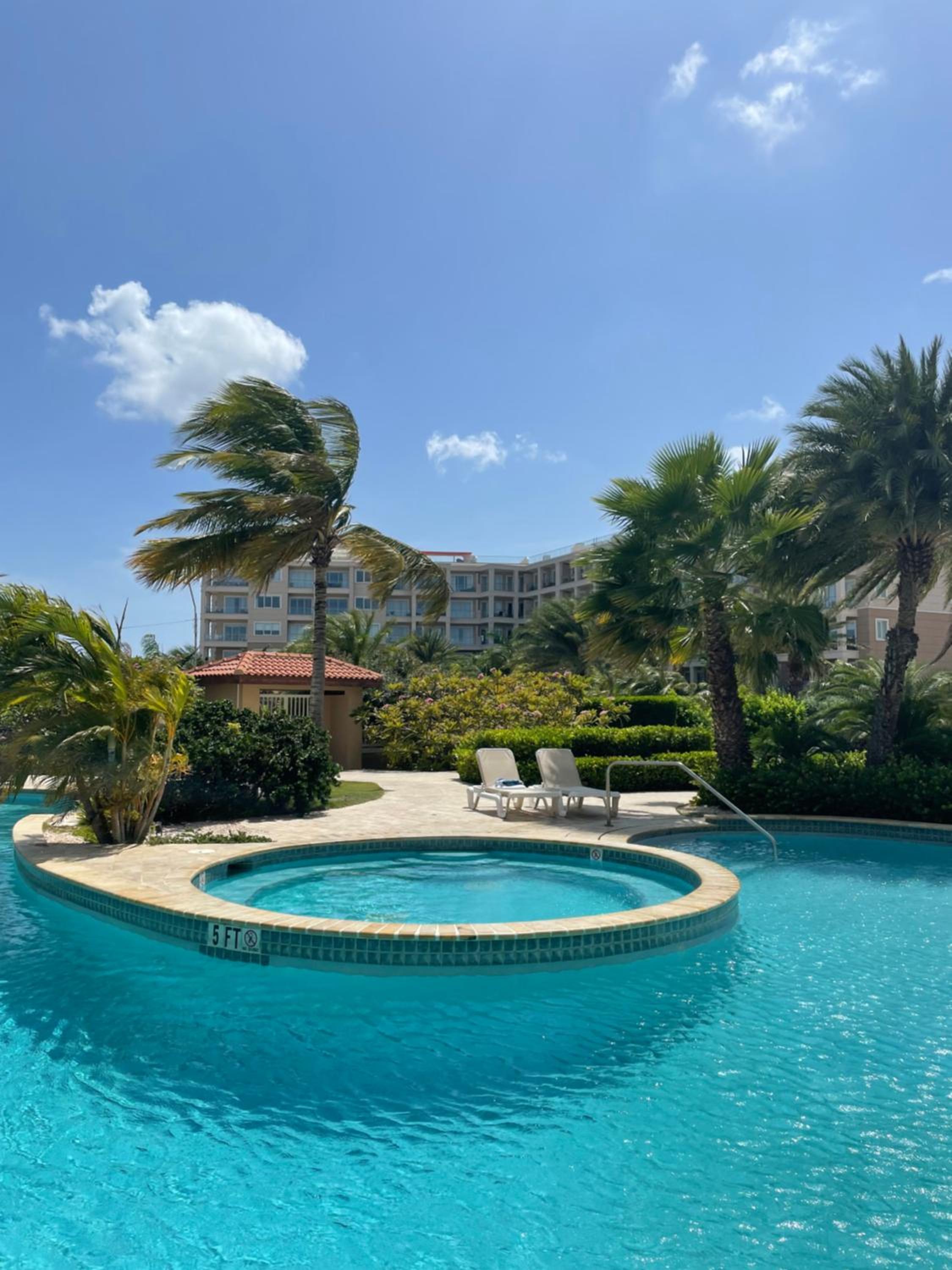 Beautiful Vibes Sun Kiss Serenity your Stylish Apt Just Steps from Eagle Beach