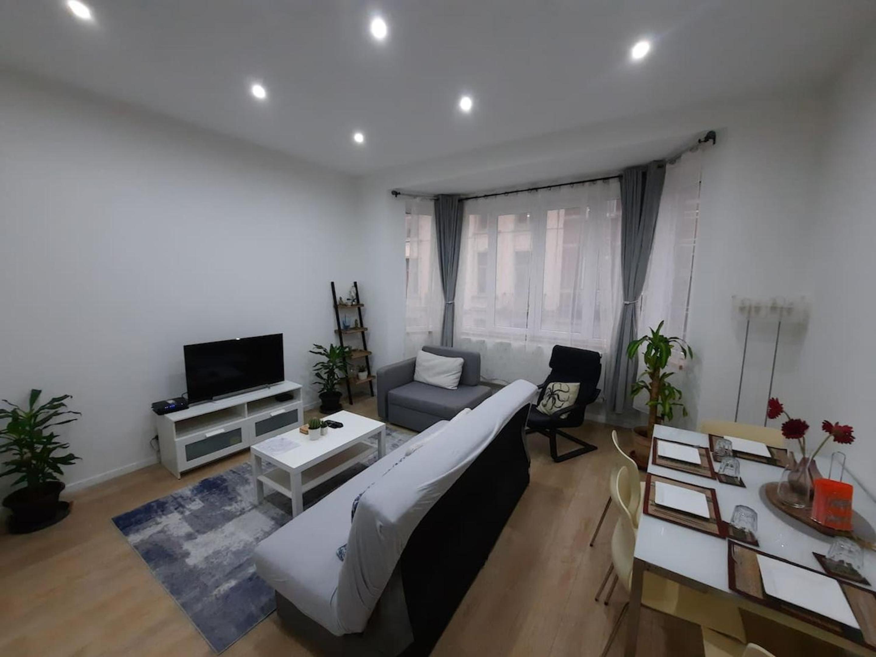 Modern Apartment in Molenbeek-Saint-Jean / 77 m² / Parking