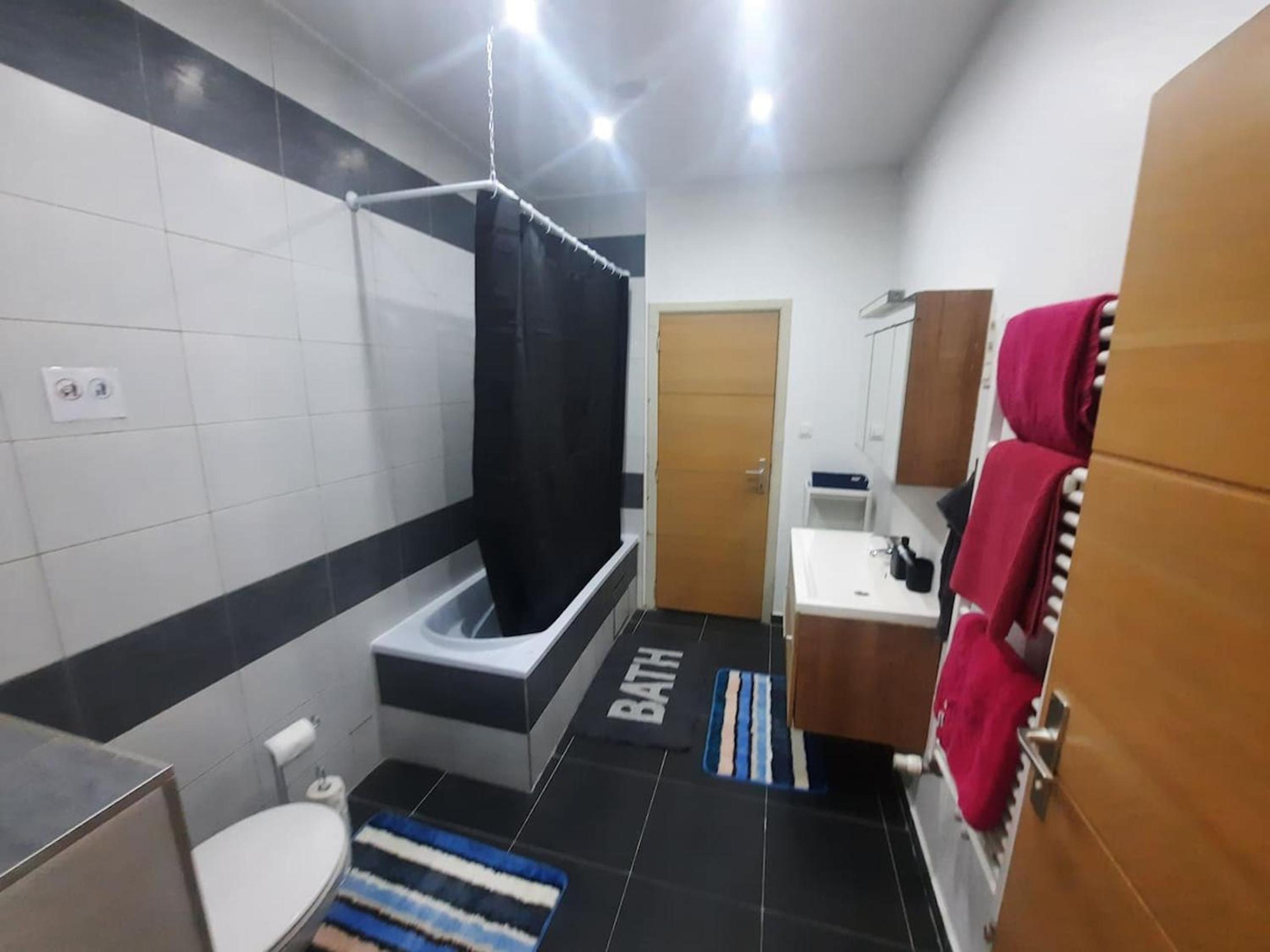 Modern Apartment in Molenbeek-Saint-Jean / 77 m² / Parking
