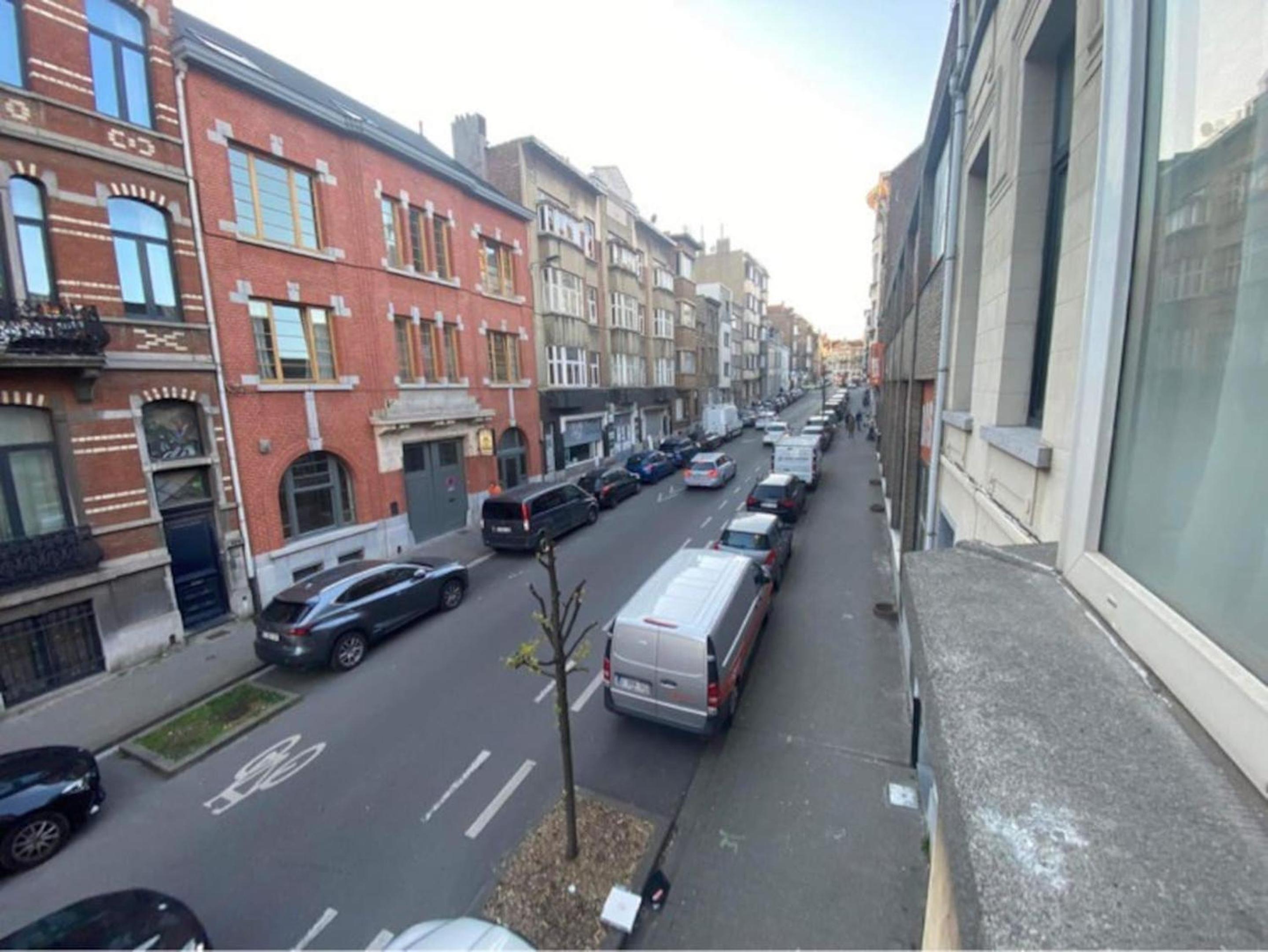 Modern Apartment in Molenbeek-Saint-Jean / 77 m² / Parking