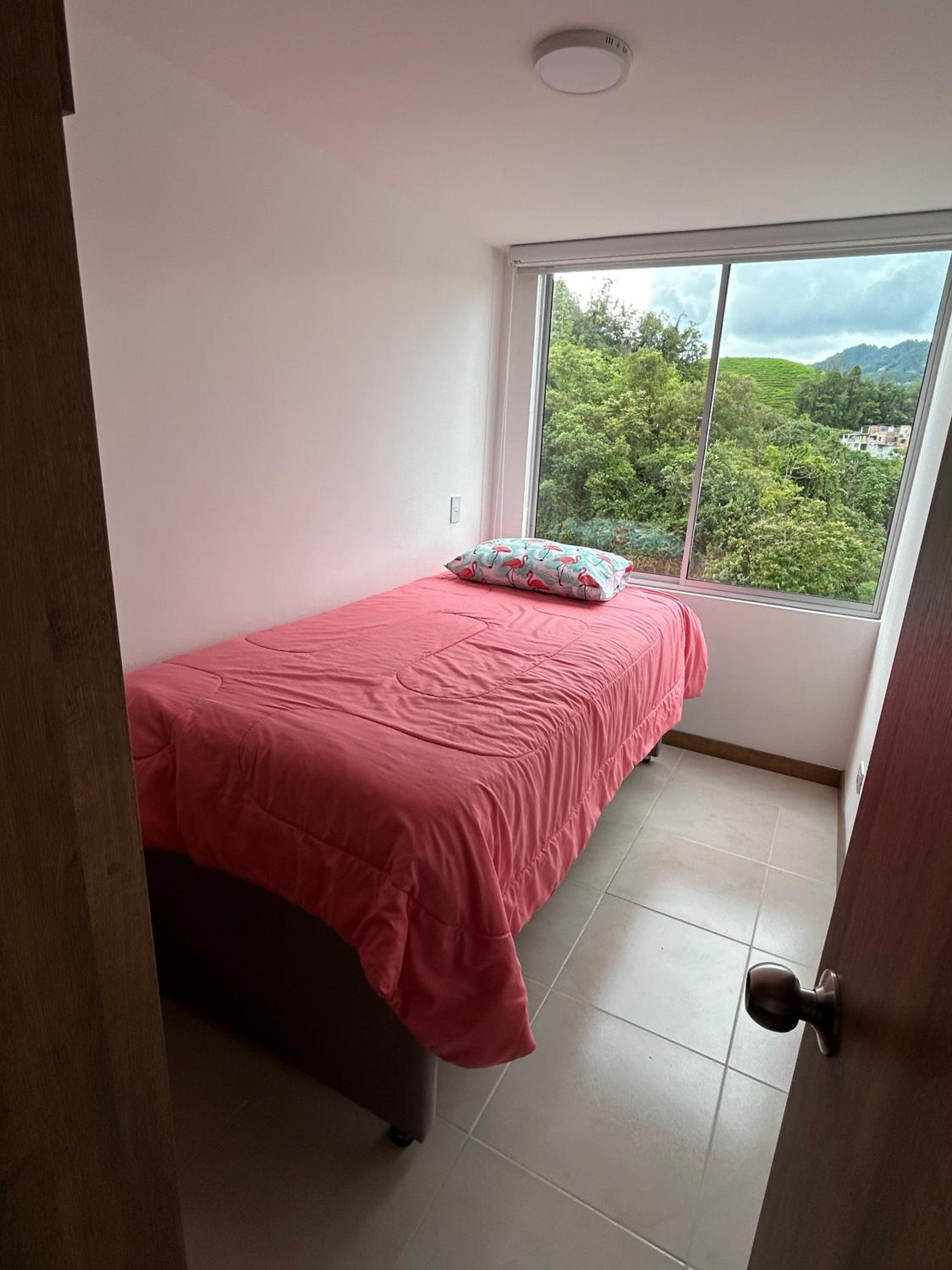 Cómodo, nuevo y con linda vista.